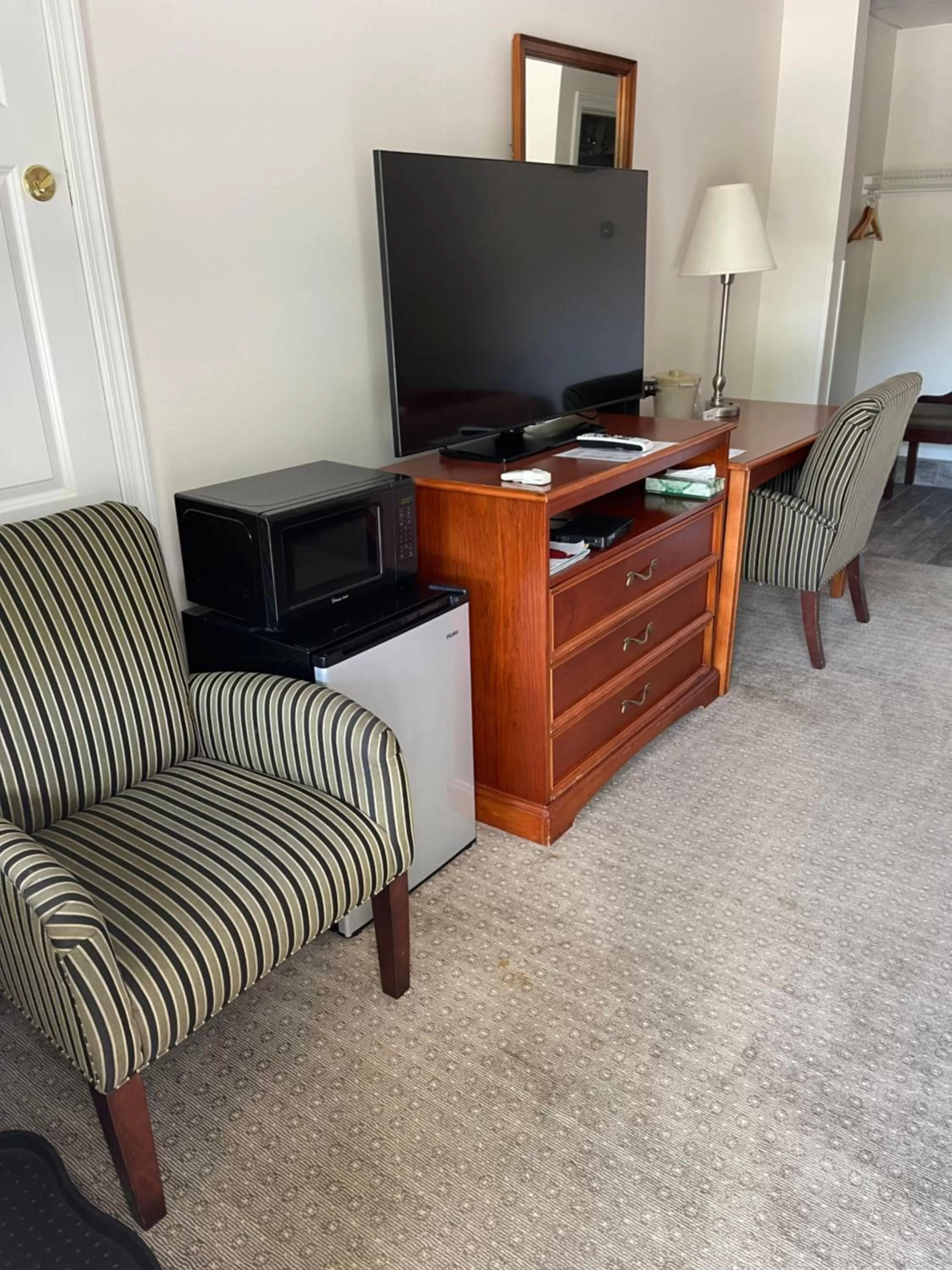 Living room in Colonial Motel