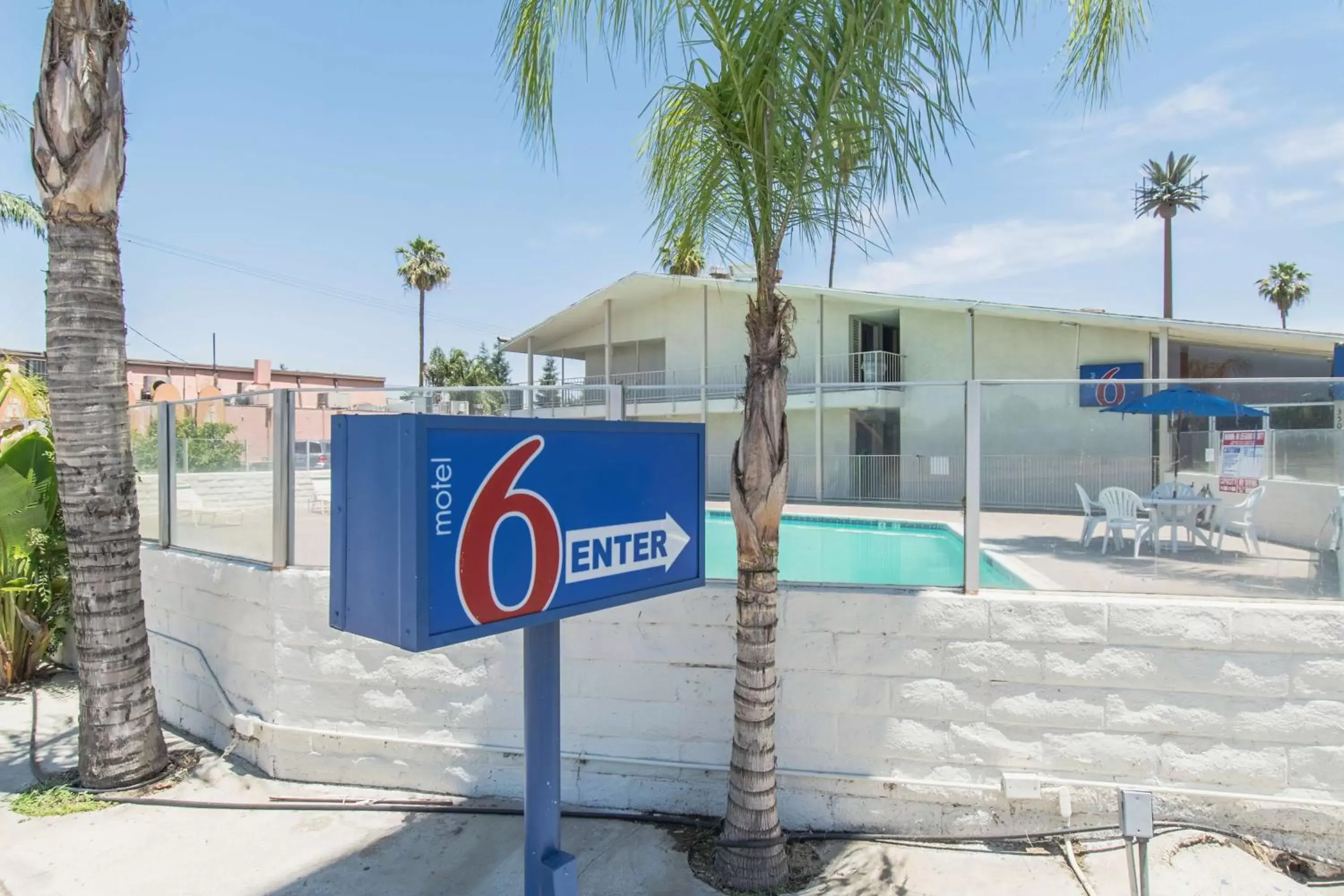 Property building in Motel 6 Bakersfield Property building in Motel 6 Bakersfield