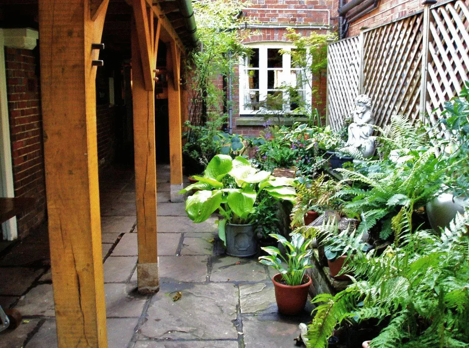 Facade/entrance in The Chequers Inn