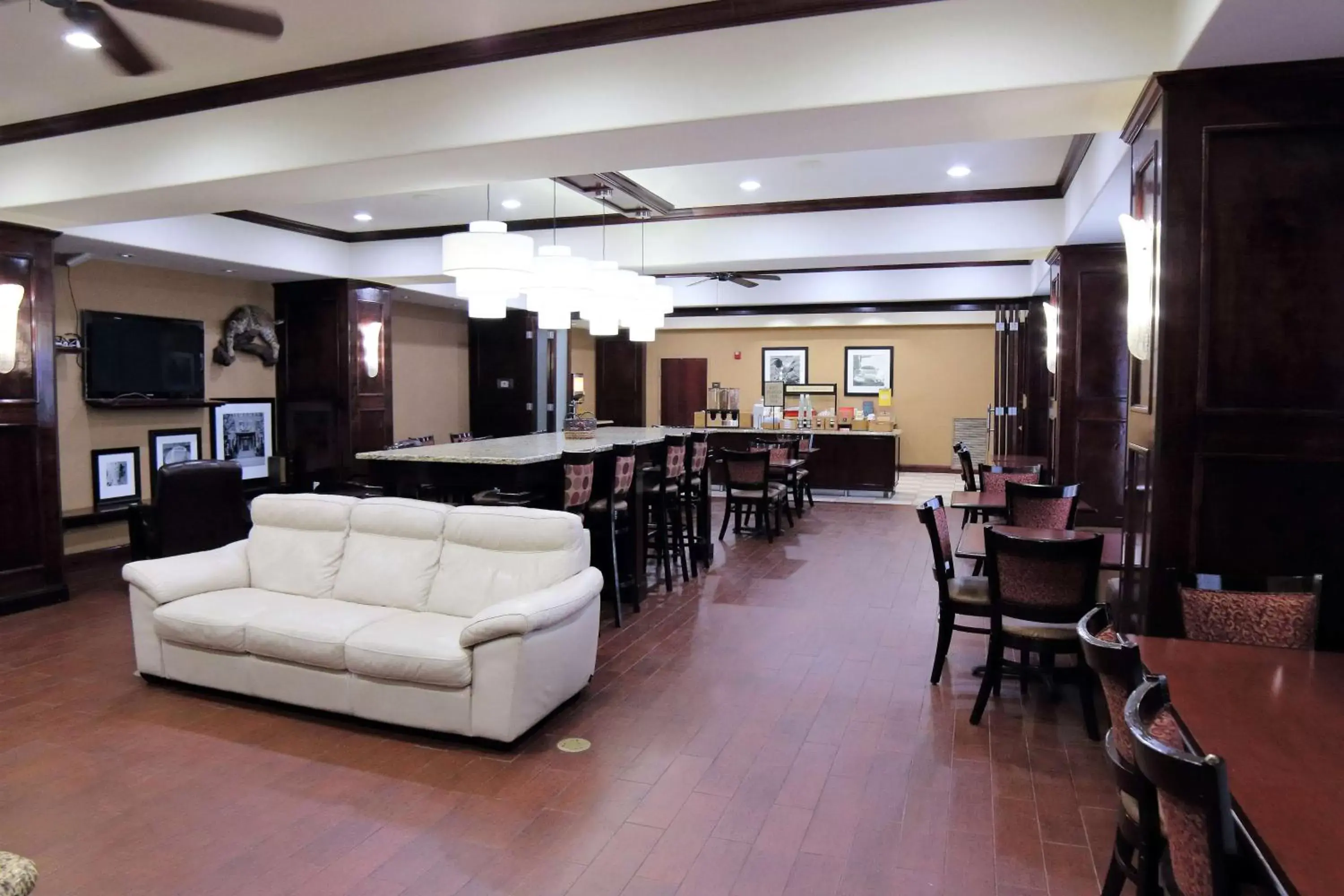 Lobby or reception, Lounge/Bar in Hampton Inn Seguin