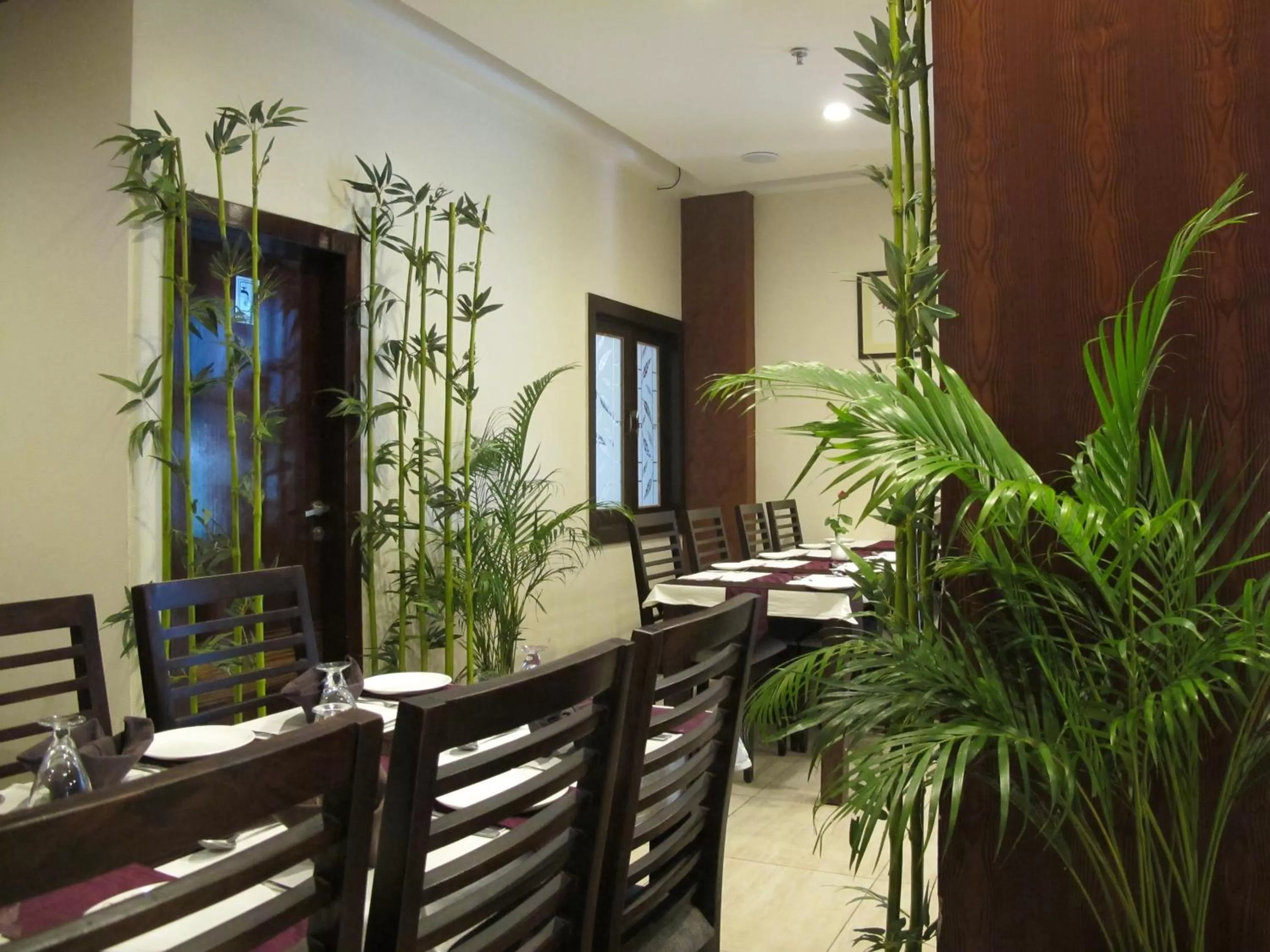 Restaurant/places to eat in TGI Apple Inn