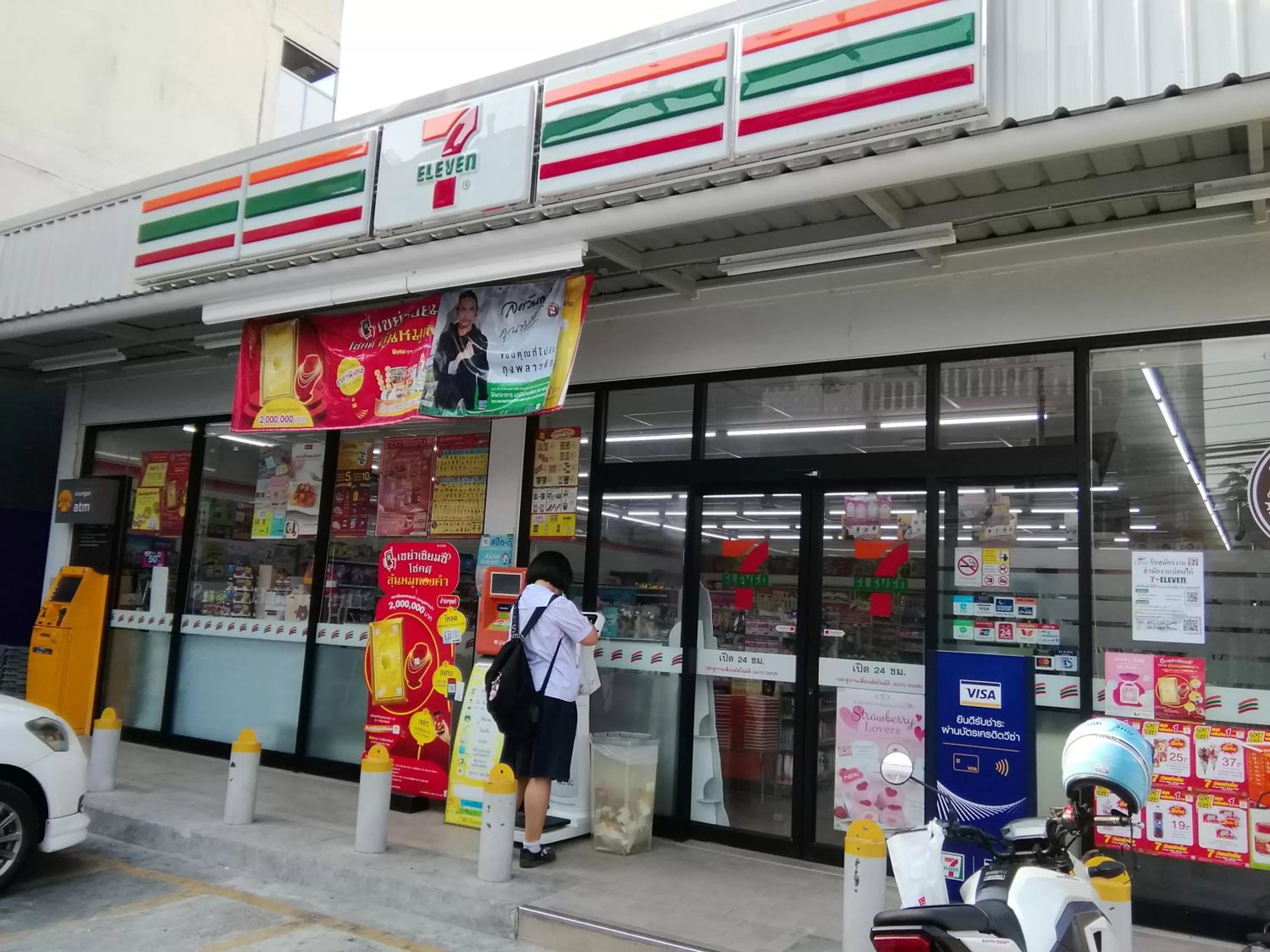 Shopping Area in The Cube Sathorn Boutique Hotel เดอะ คิวบ์ สาทร บูติค โฮเทล Near BTS Surasak