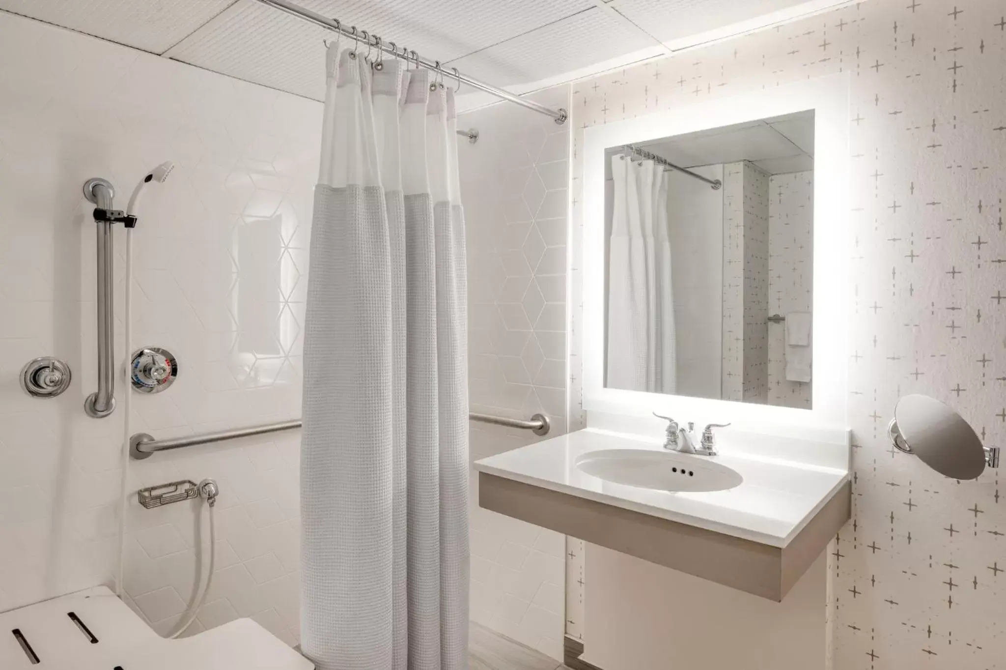 Photo of the whole room, Bathroom in Crowne Plaza Indianapolis-Airport, an IHG Hotel