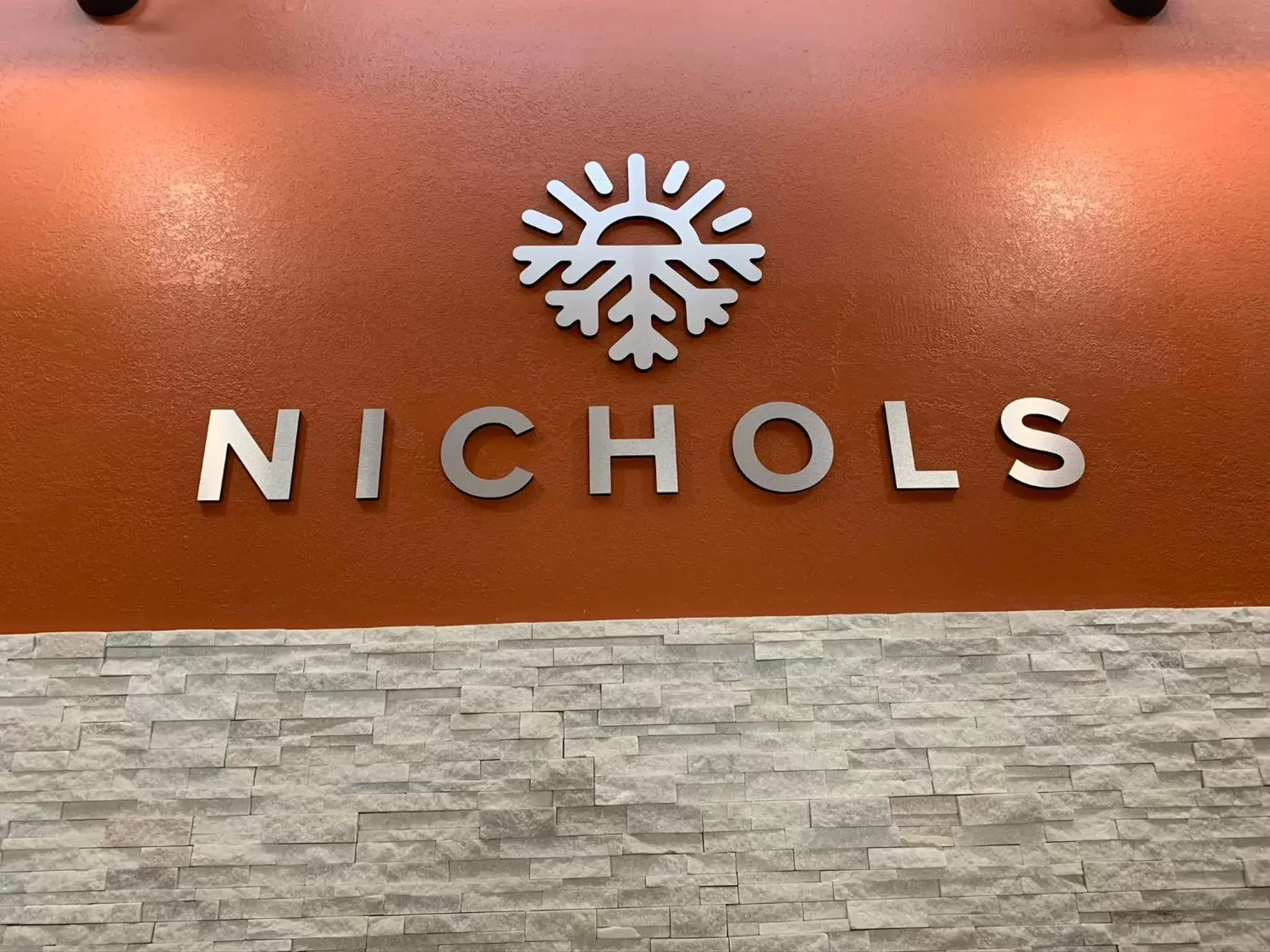 Property Logo/Sign in Nichols Inn & Suites