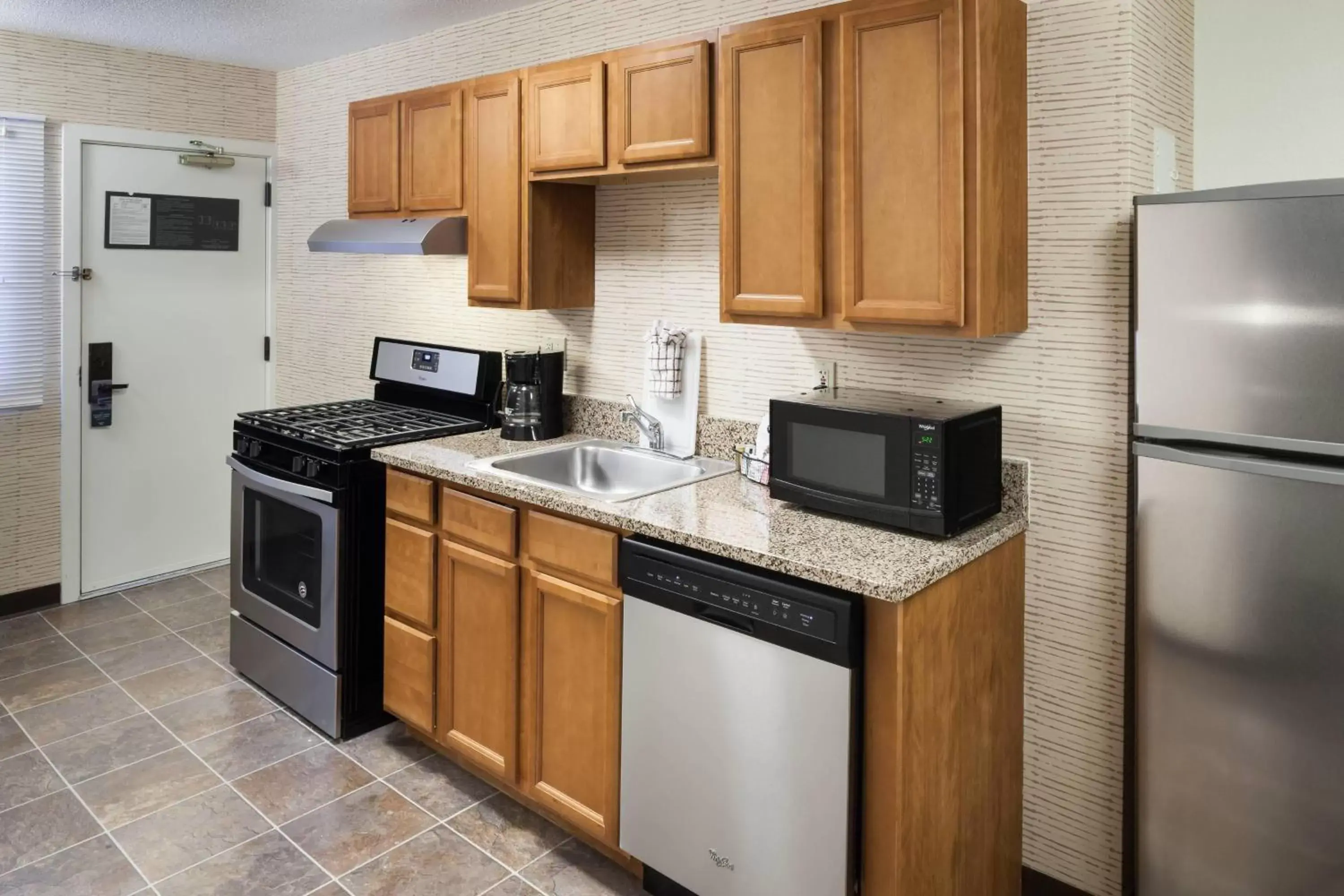 Bedroom, Kitchen/Kitchenette in Residence Inn Kansas City Country Club Plaza