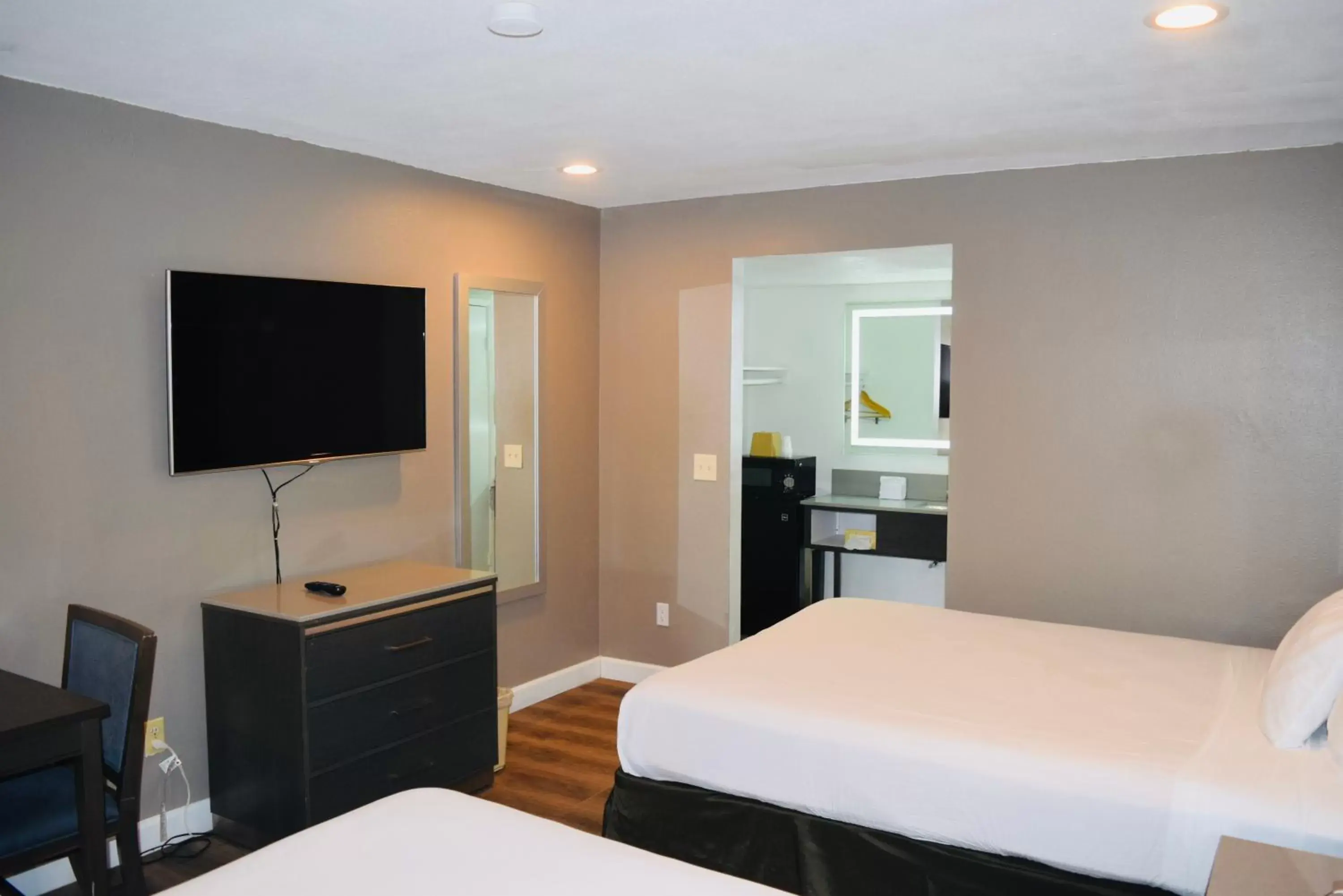 Queen Room with Two Queen Beds - Non-Smoking in Hotel Milagro Queen Room with Two Queen Beds - Non-Smoking in Hotel Milagro