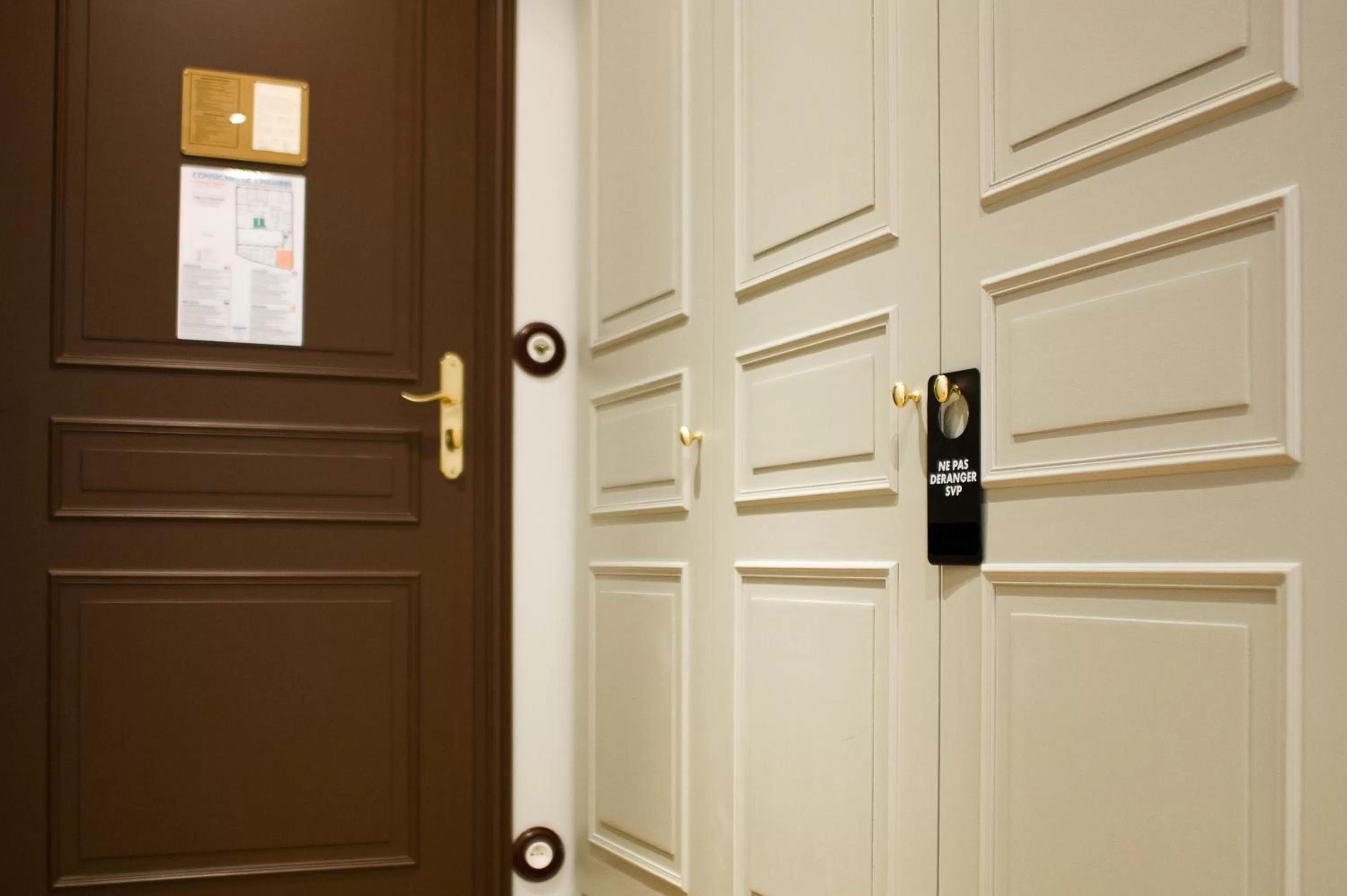 Bedroom in Hostellerie du Coq d'Or
