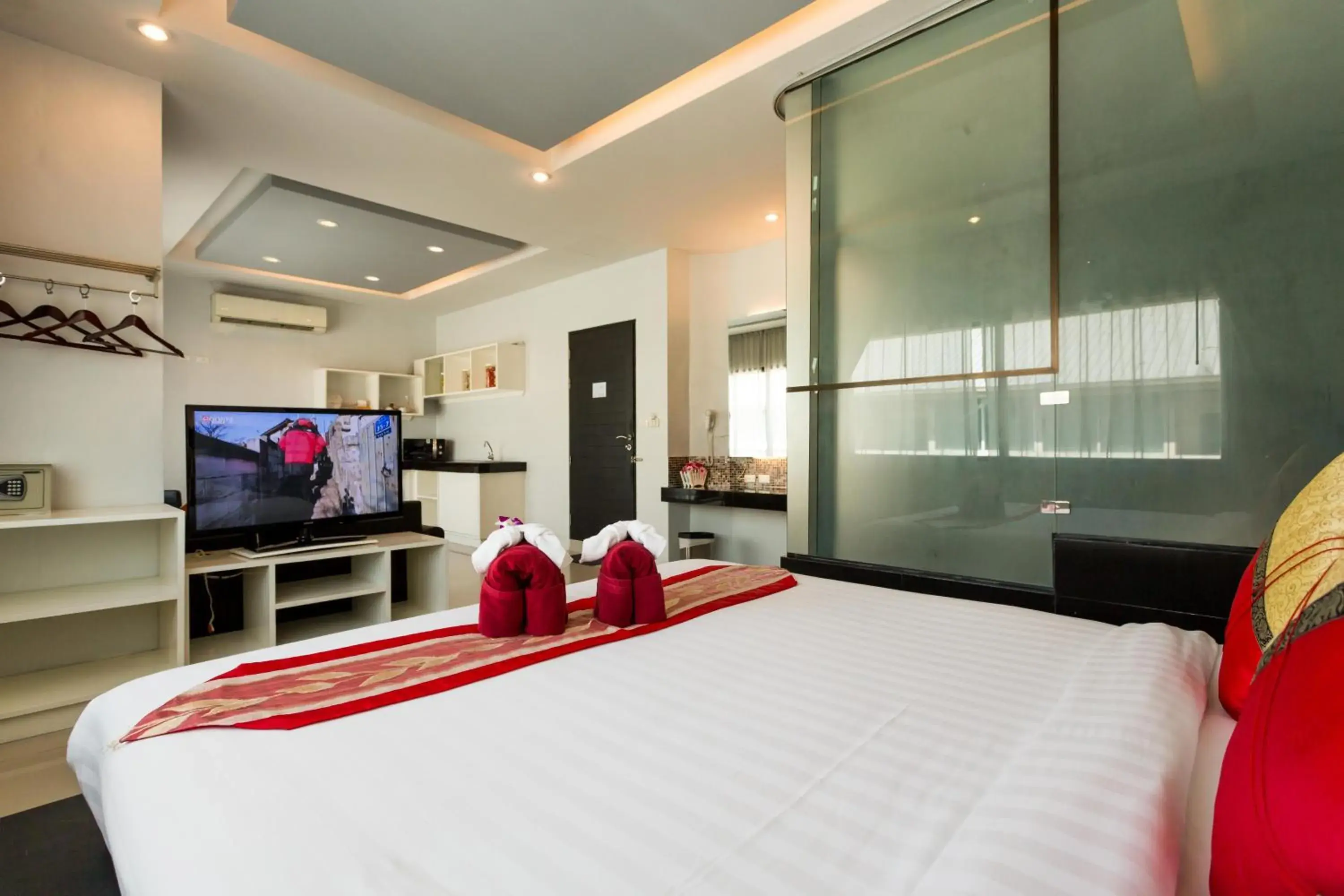 TV and multimedia, Bed in PJ Patong Resortel