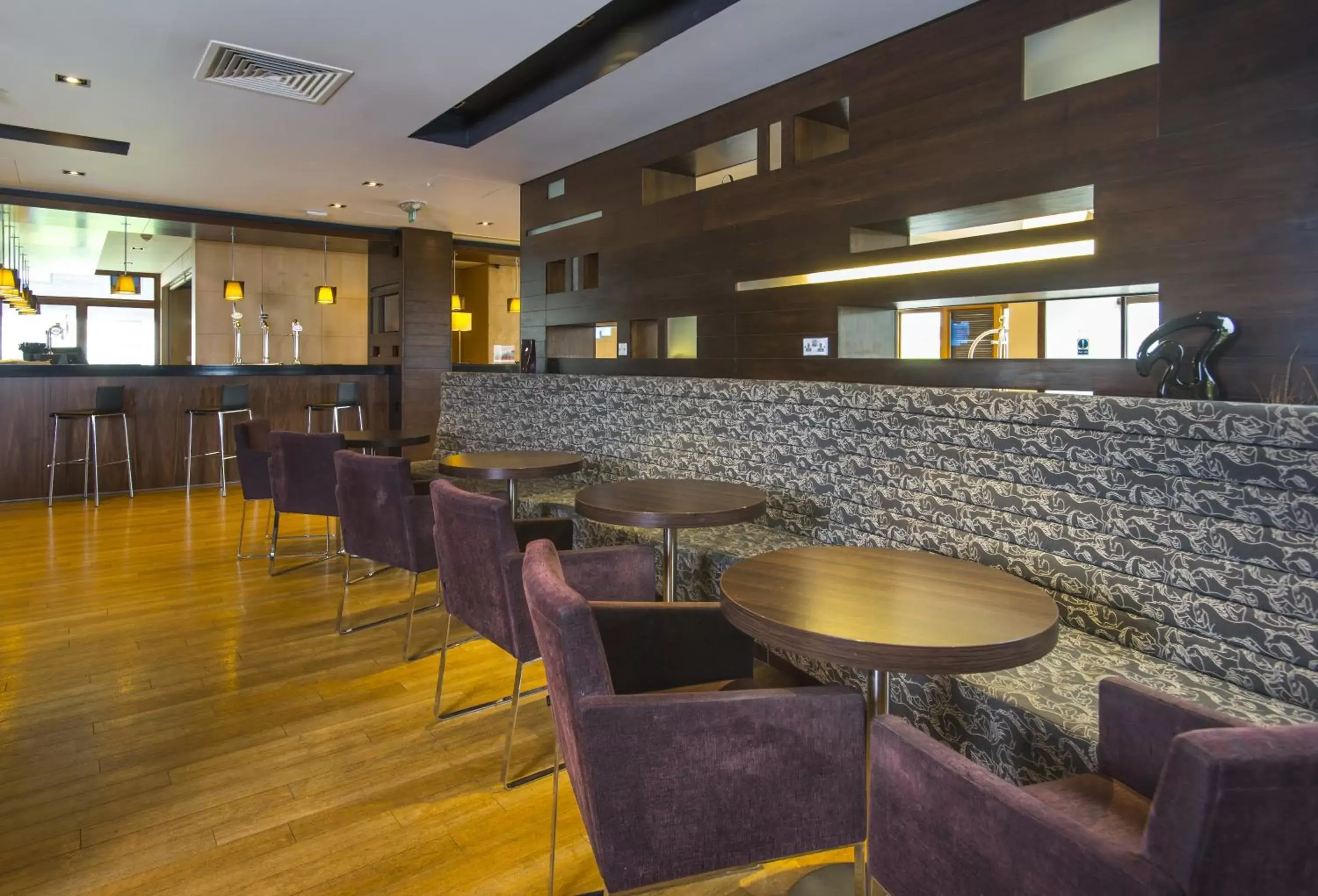 Restaurant/places to eat, Lounge/Bar in Holiday Inn Express London - Epsom Downs, an IHG Hotel