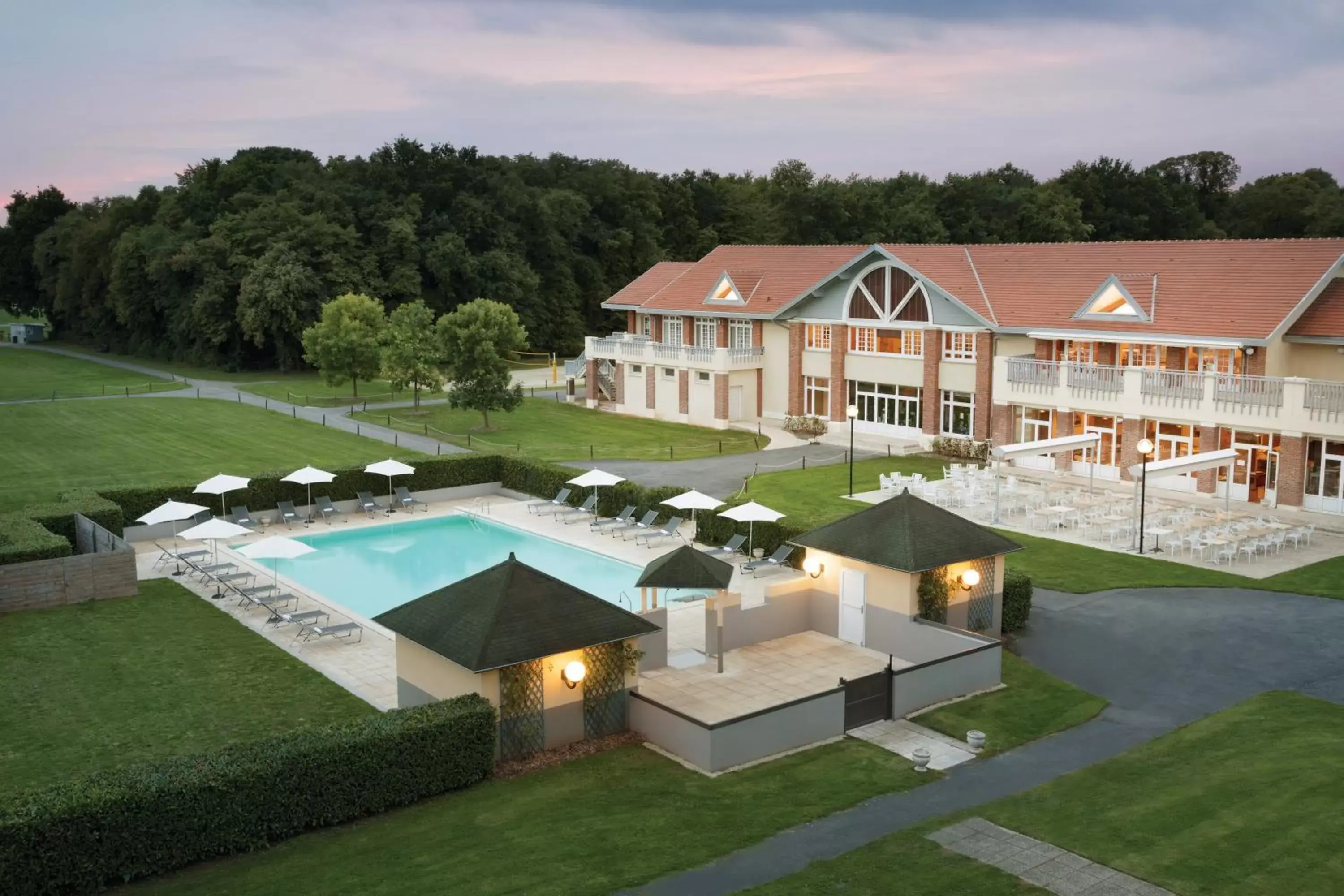 Garden, Pool View in Mercure Chantilly Resort & Conventions
