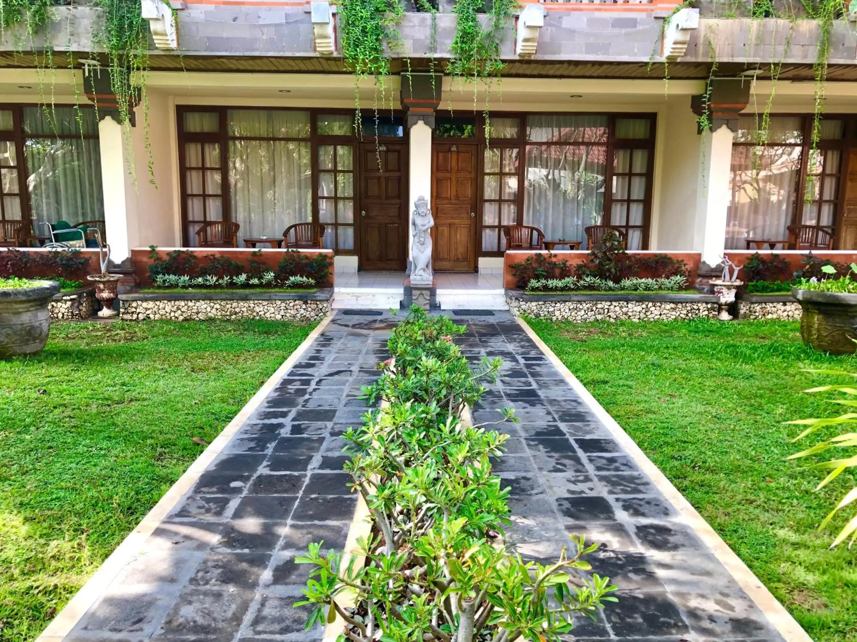 Garden in Inna Sindhu Beach Hotel & Resort