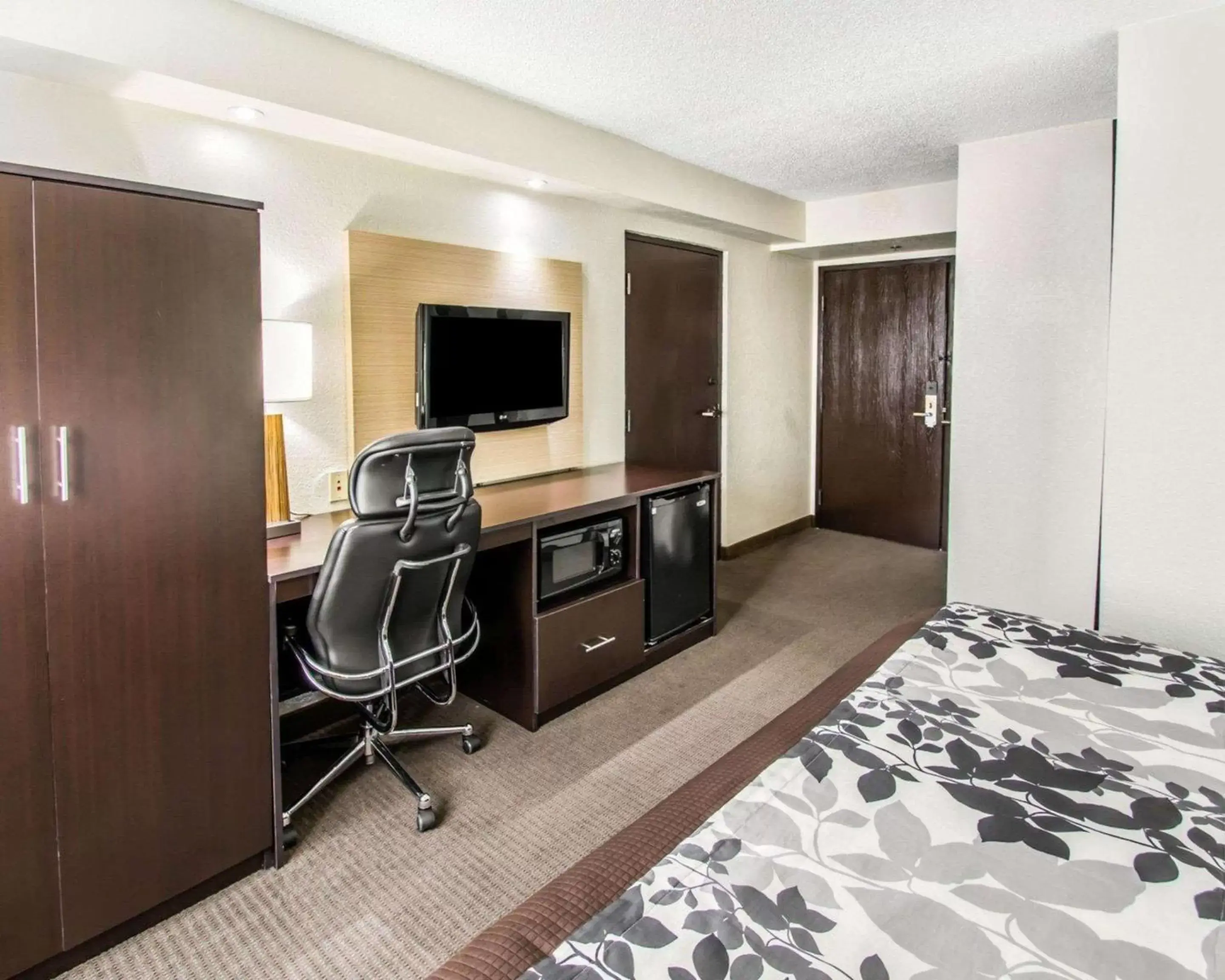 Photo of the whole room, TV/Entertainment Center in Sleep Inn Fort Pierce I-95