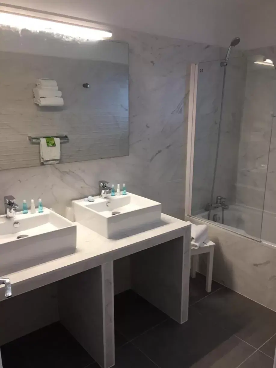 Bathroom in Le Galion Hotel et Restaurant Canet Plage - Logis
