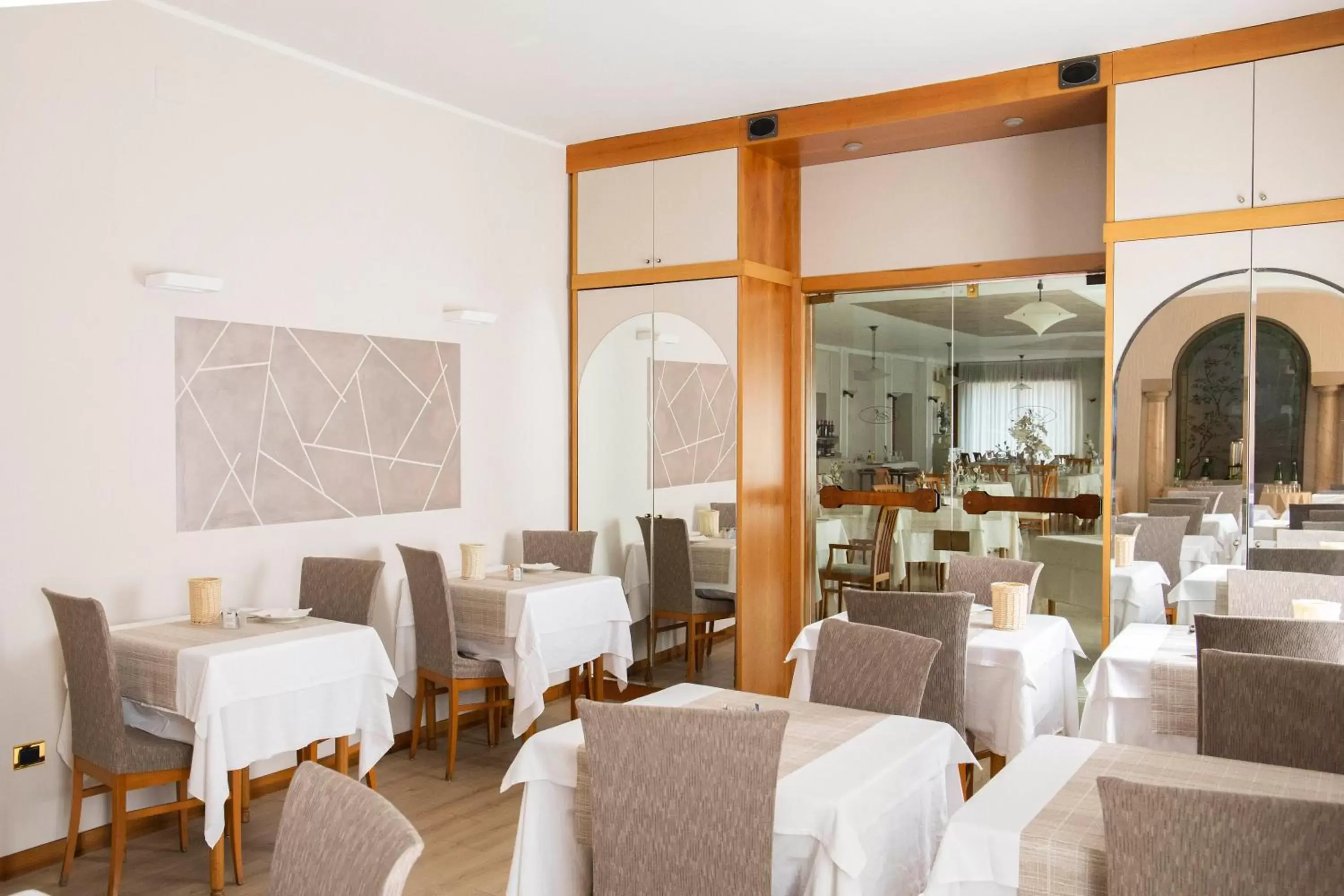 Restaurant/Places to Eat in Albergo Milano