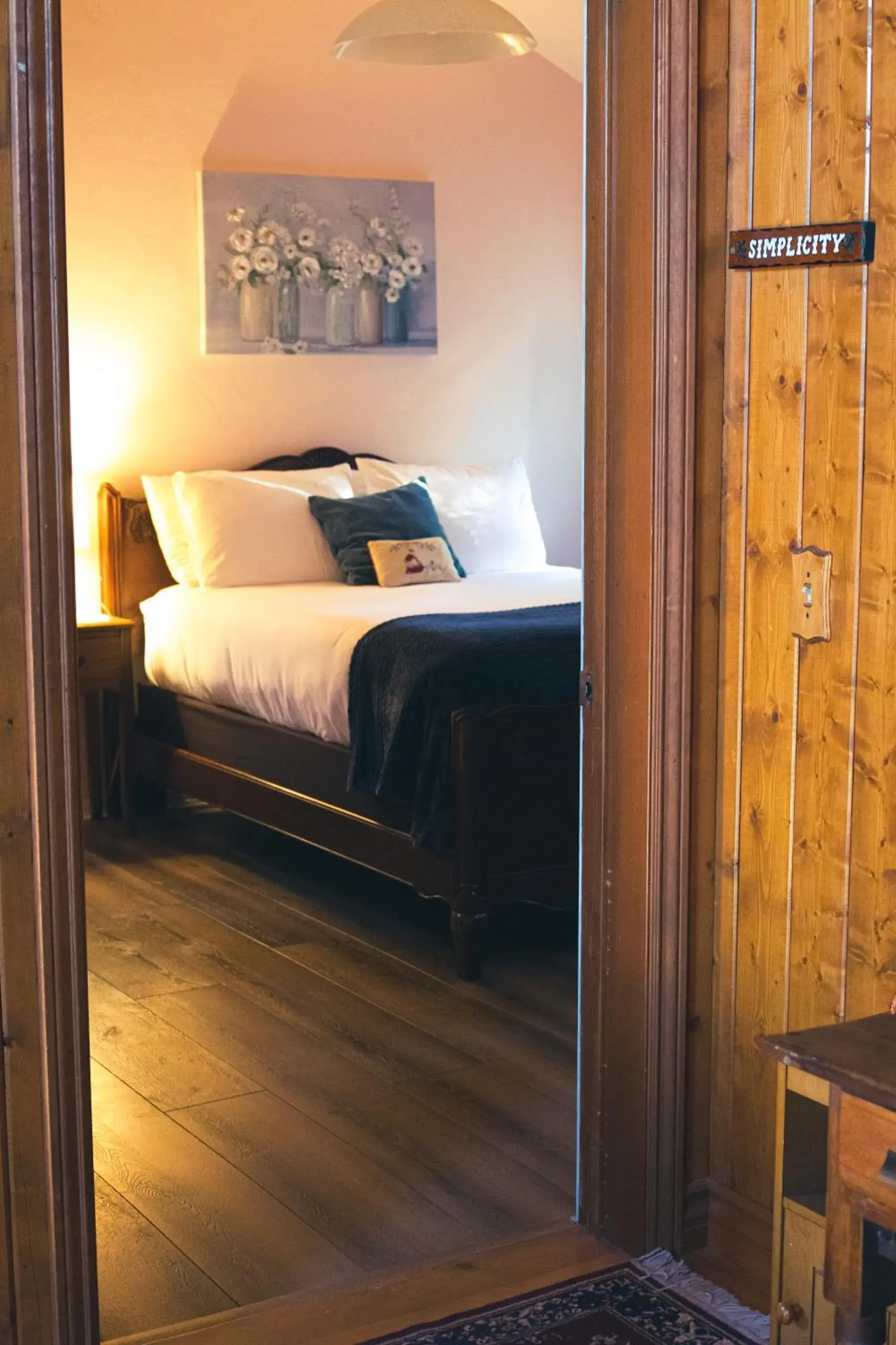 Bedroom, Bed in Tucker Peak Lodge