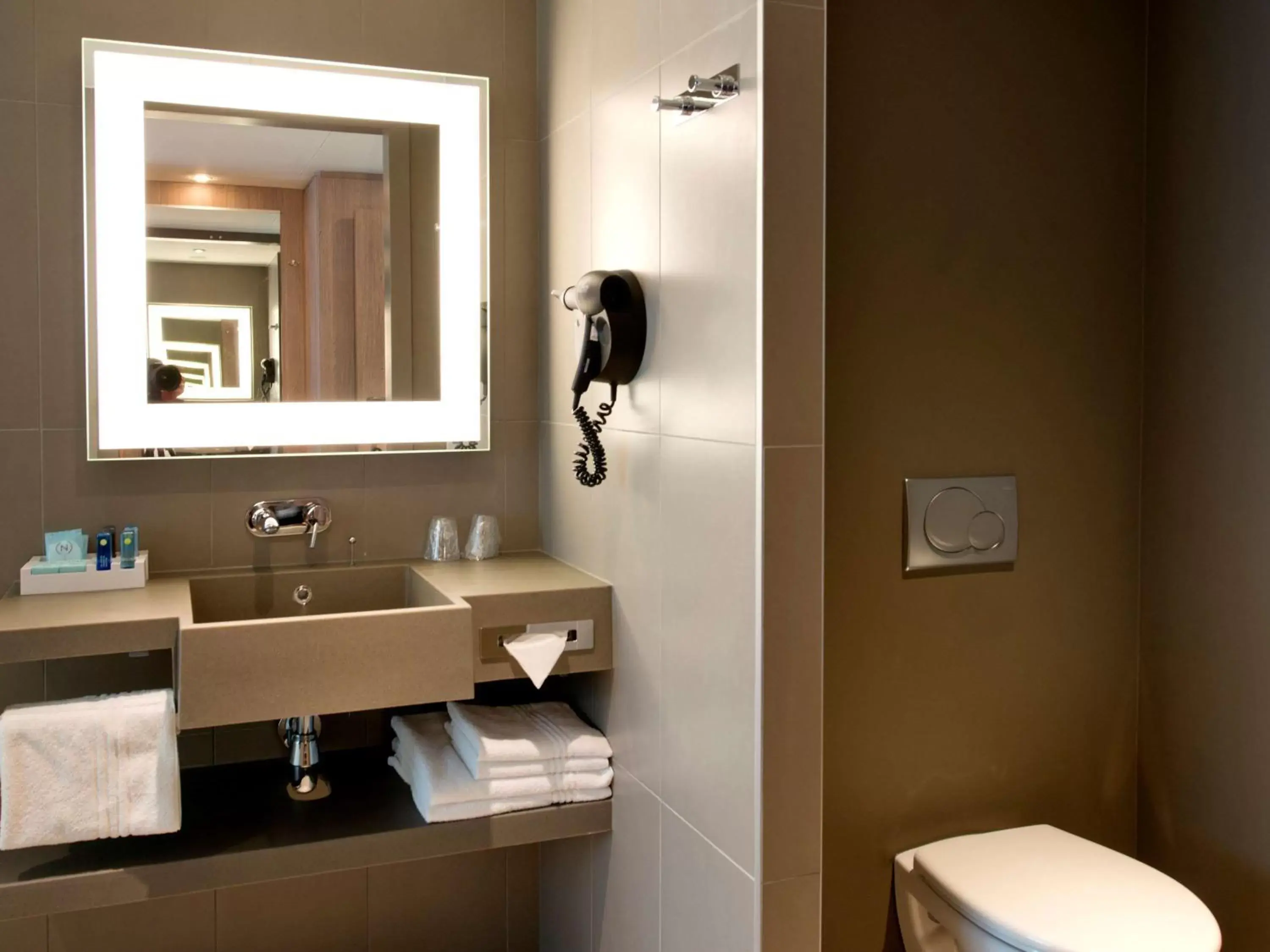 Bedroom, Bathroom in Novotel Lodz Centrum