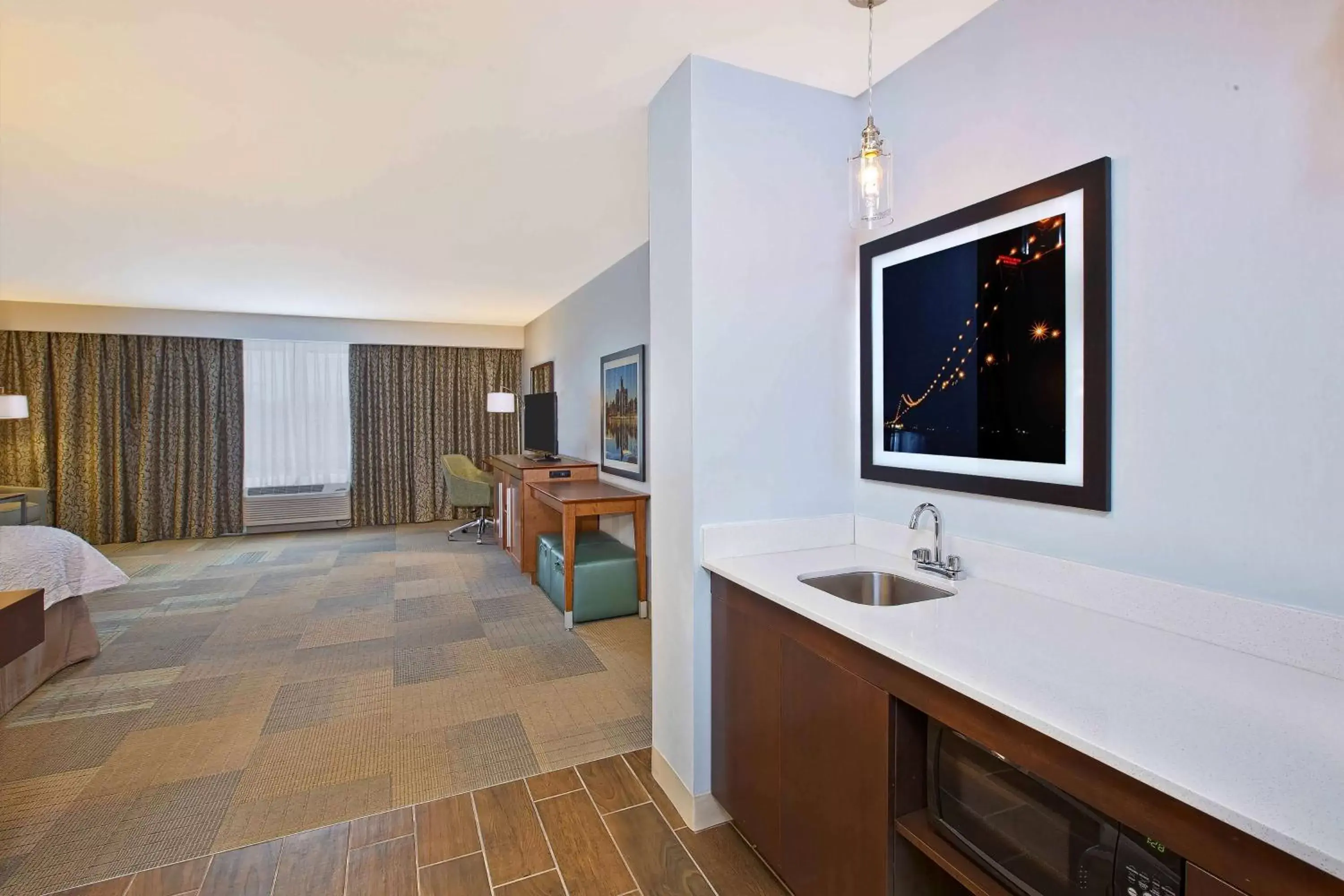 Bathroom, Bed in Hampton Inn Southfield/West Bloomfield