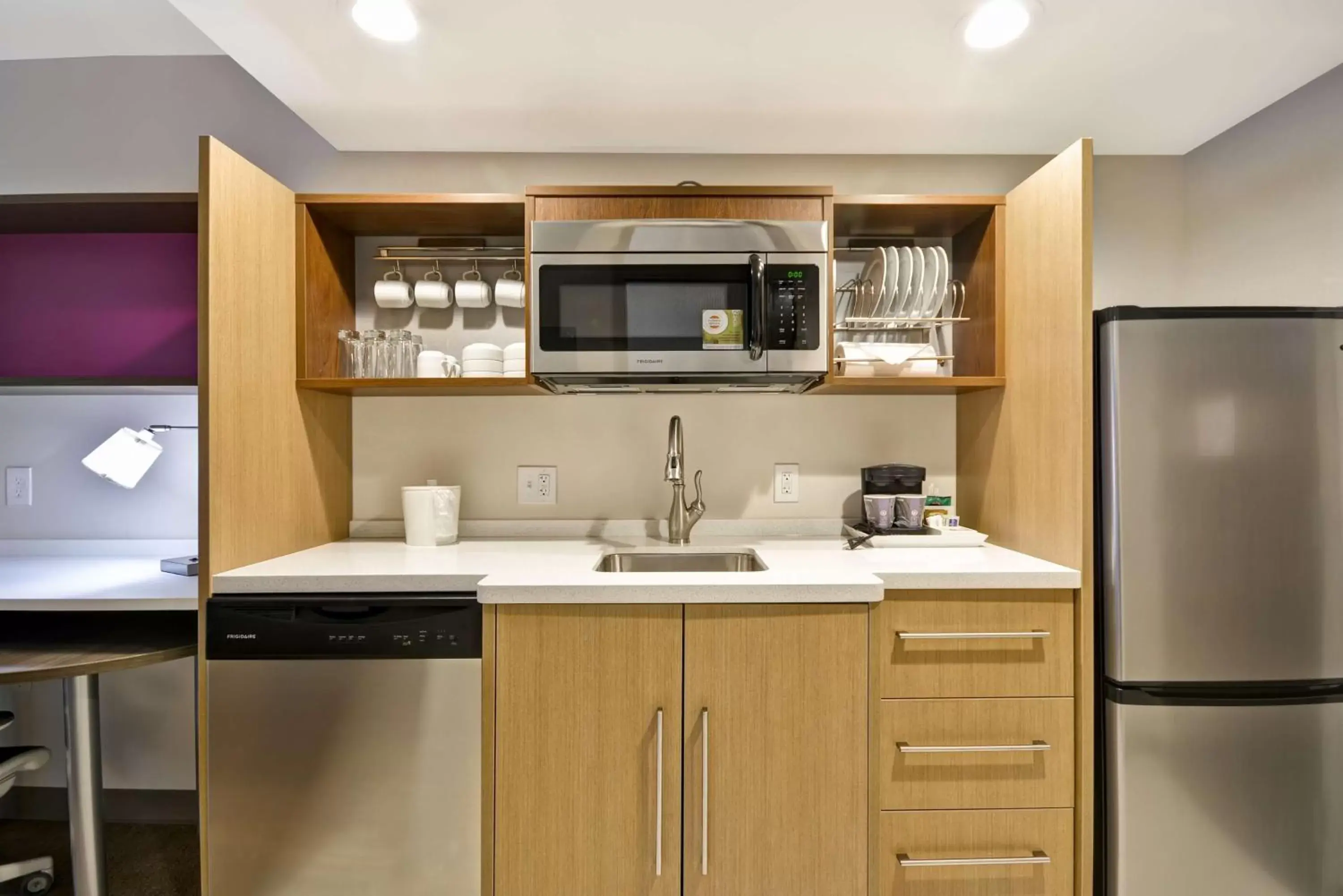 Kitchen or kitchenette, Kitchen/Kitchenette in Home2 Suites By Hilton Columbus Airport East Broad