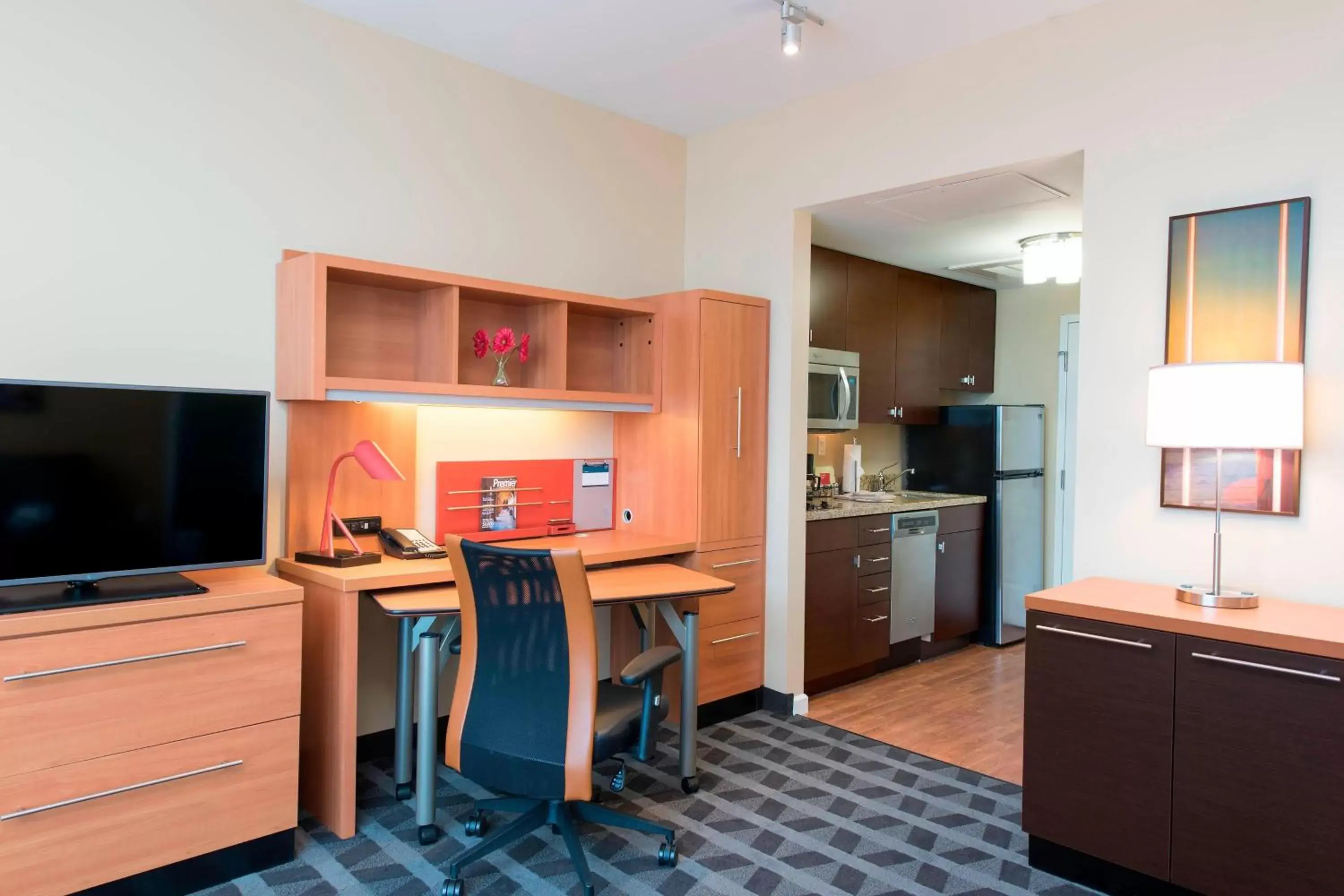Bedroom, TV/Entertainment Center in TownePlace Suites by Marriott Champaign