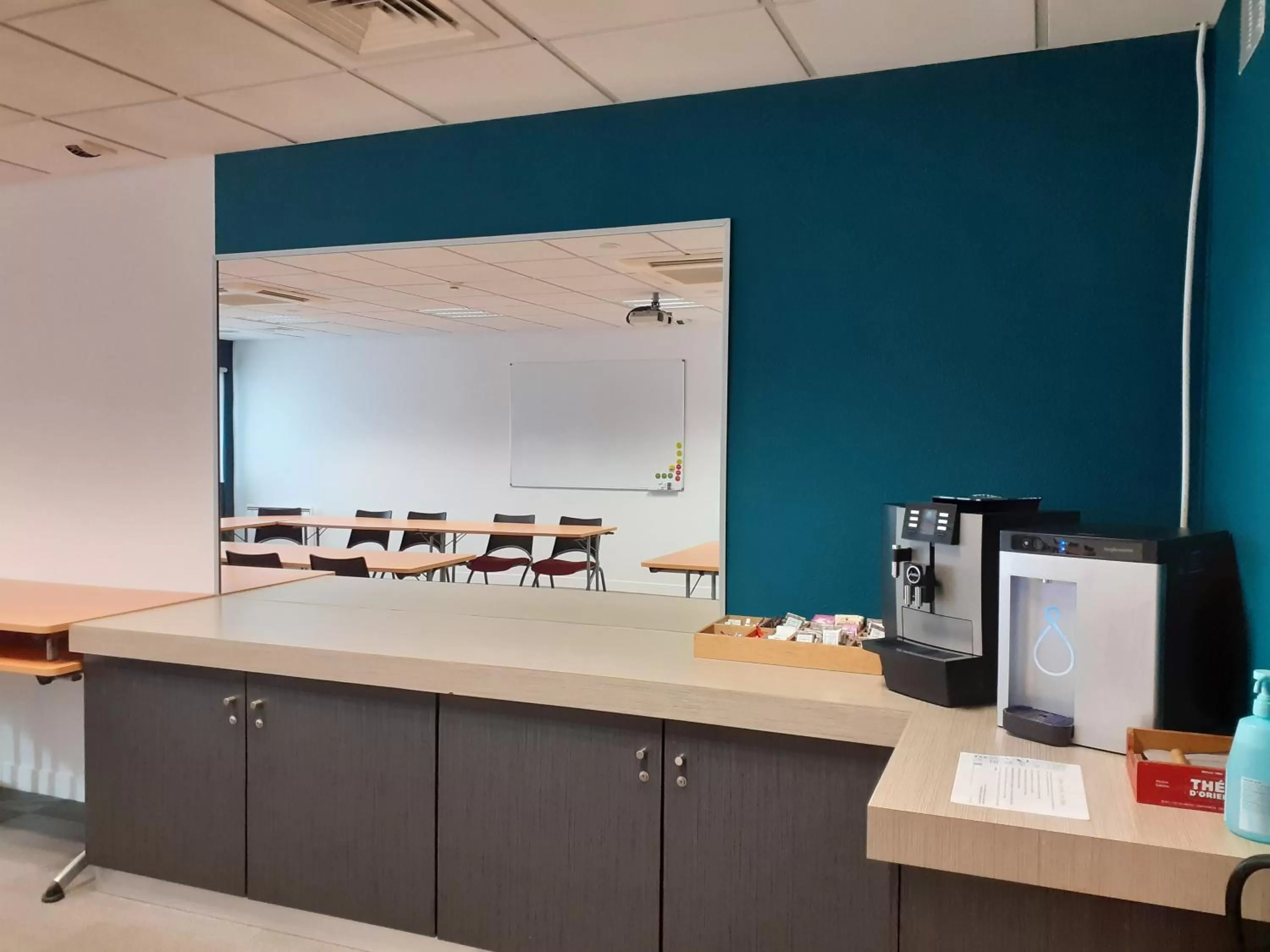 Business facilities in Kyriad Niort-Espace MendesFrance