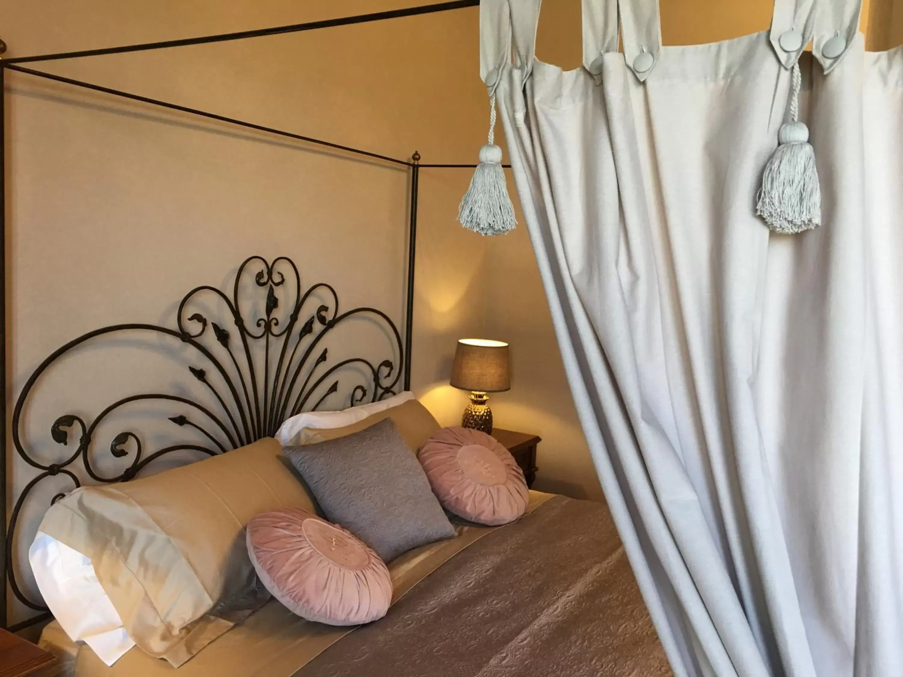 Bed in Cordella In Valdorcia Truffle and Olive Oil Resort