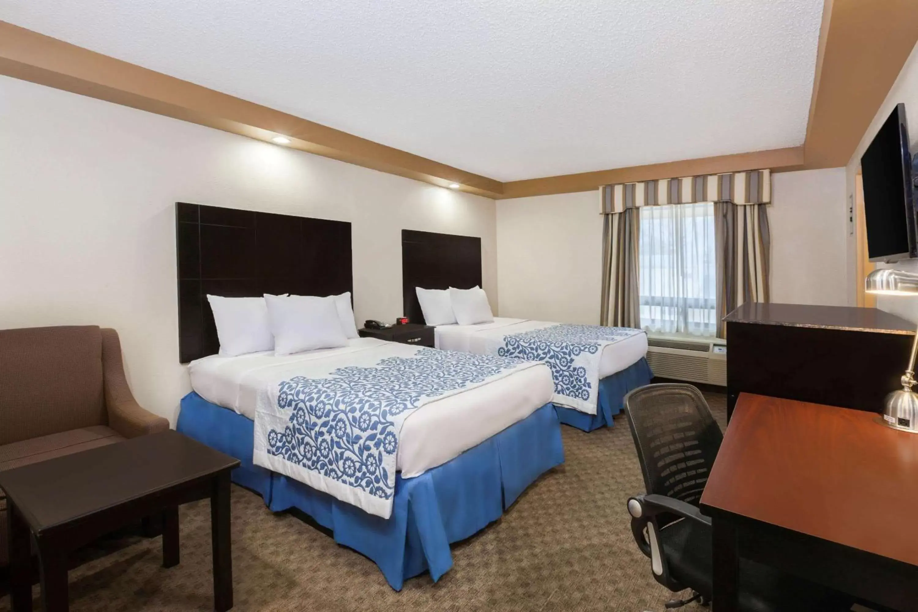 Photo of the whole room, Bed in Days Inn by Wyndham Iselin / Woodbridge