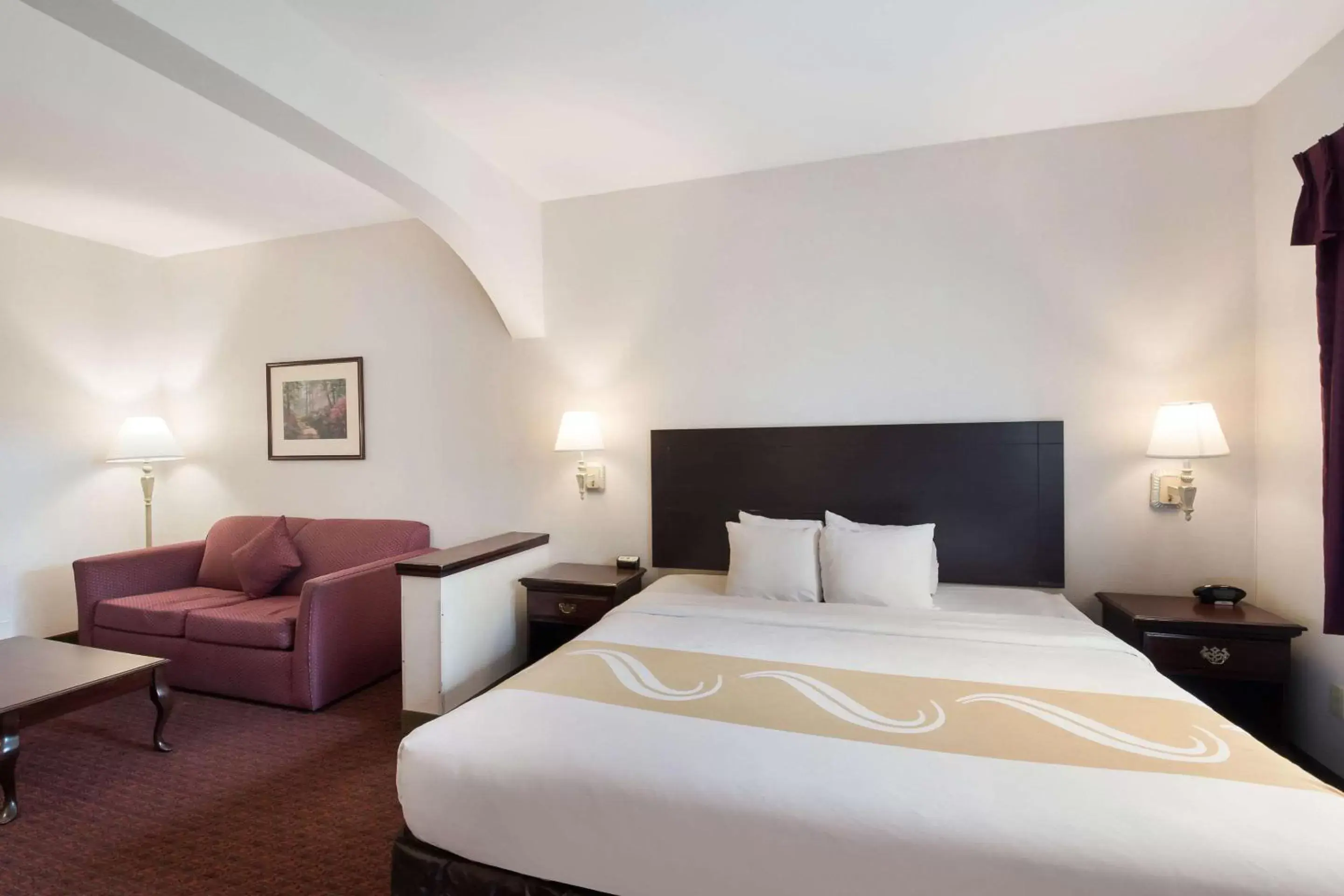 Bed in Quality Inn Grand Suites Bellingham