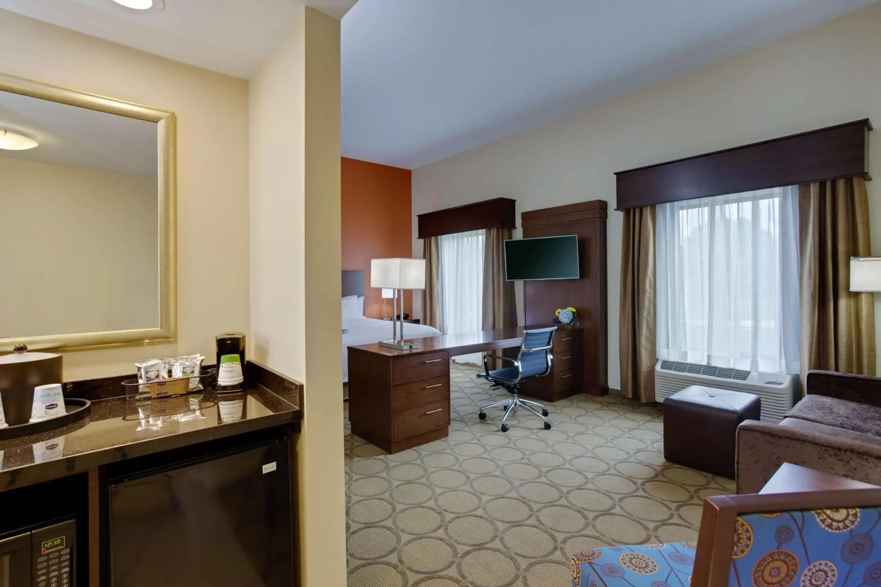 Bed, TV/Entertainment Center in Hampton Inn & Suites Philadelphia/Bensalem