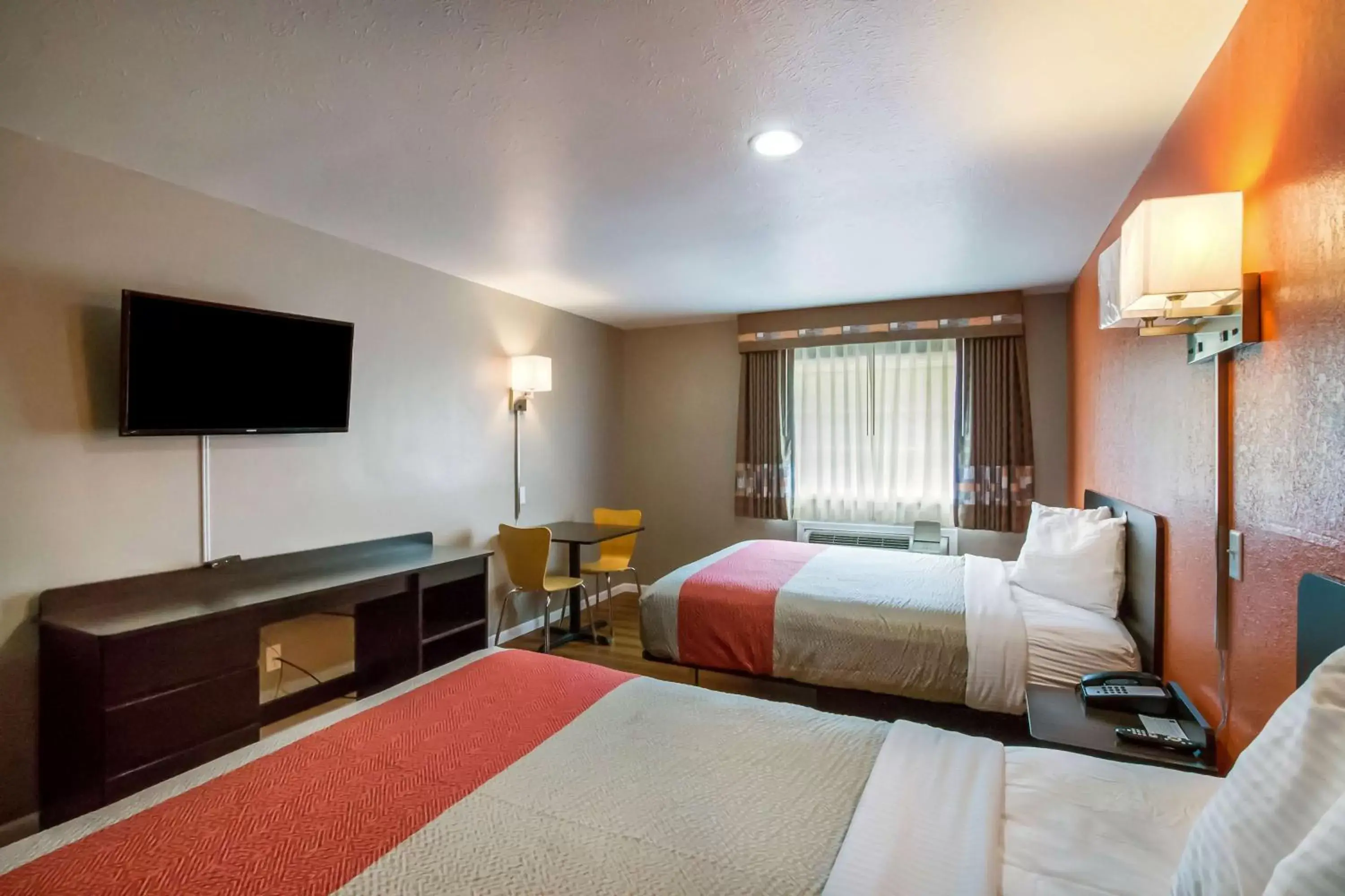 TV and multimedia, Bed in Motel 6-Rossford, OH