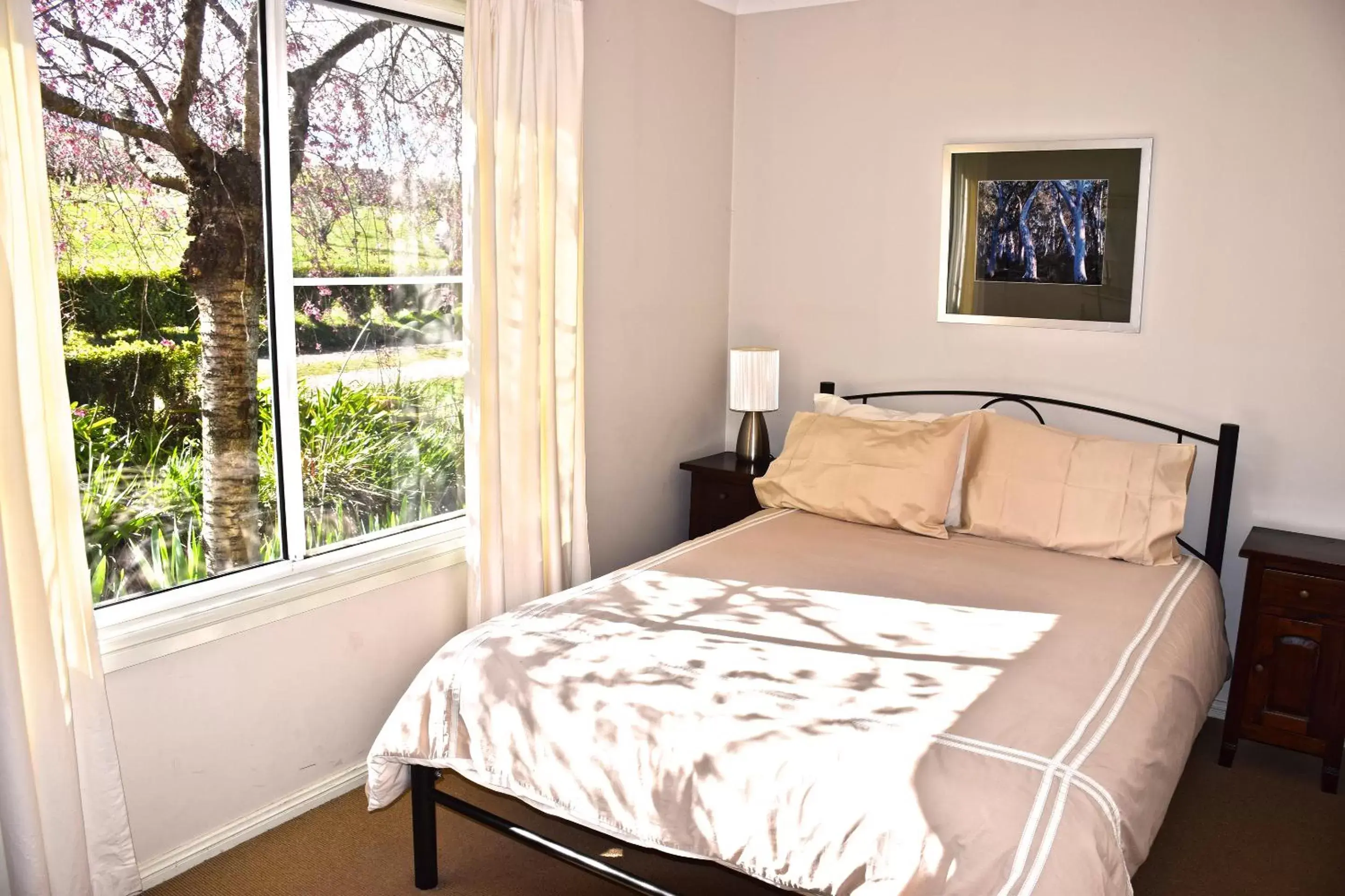 Bedroom, Bed in Borrodell Vineyard