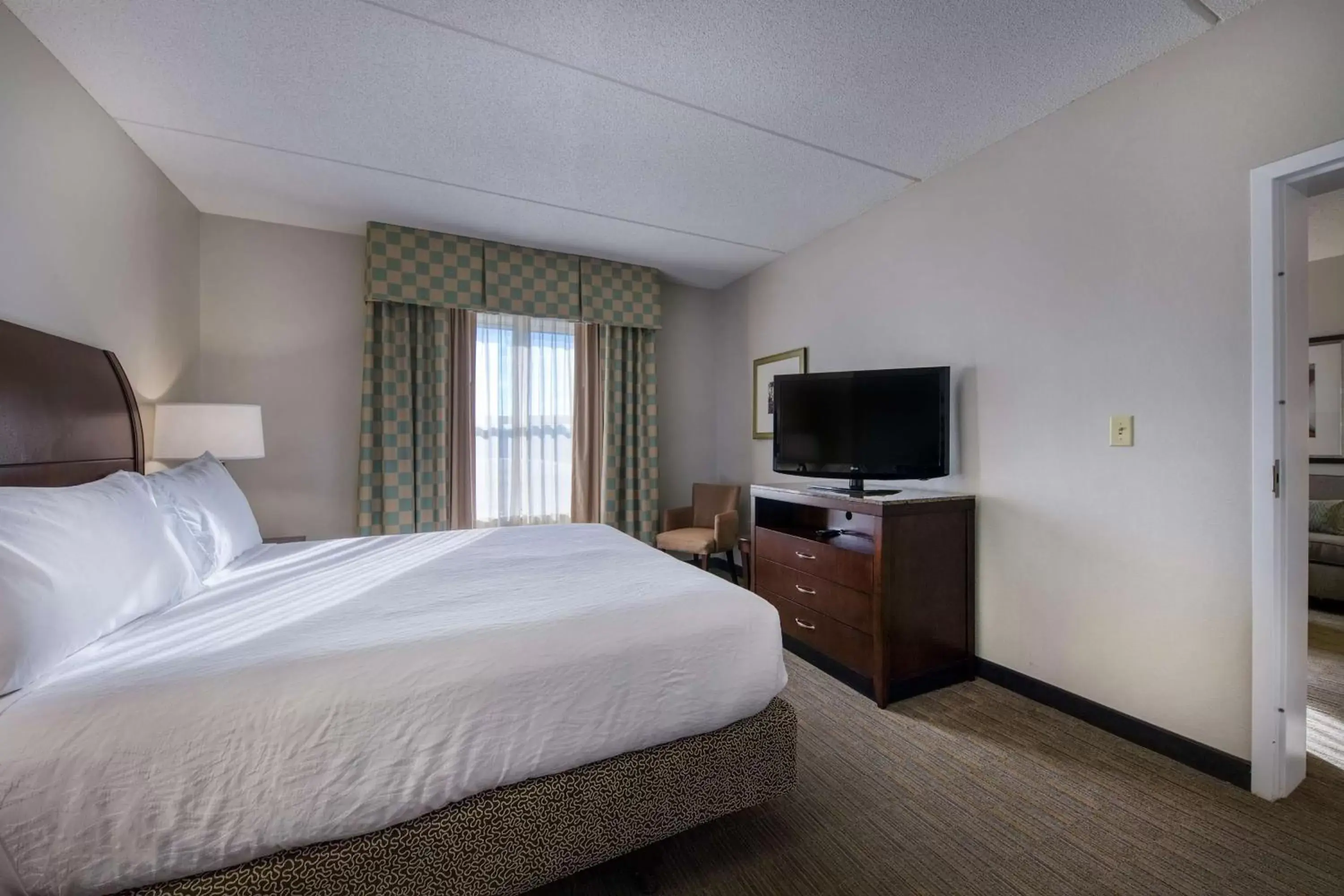 Bedroom, TV/Entertainment Center in Hilton Garden Inn Durham Southpoint