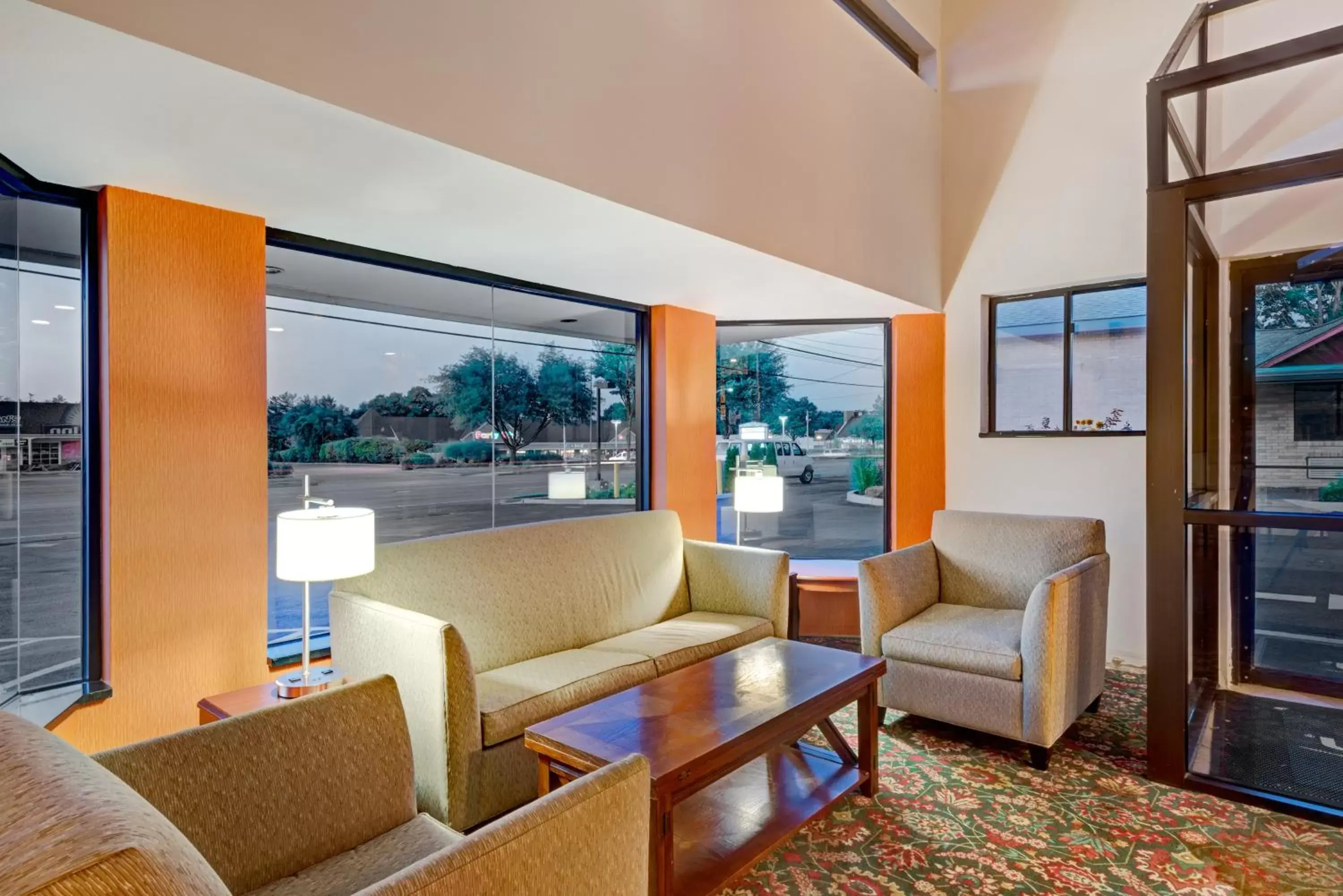 Seating area in Days Inn by Wyndham Woodbury Long Island