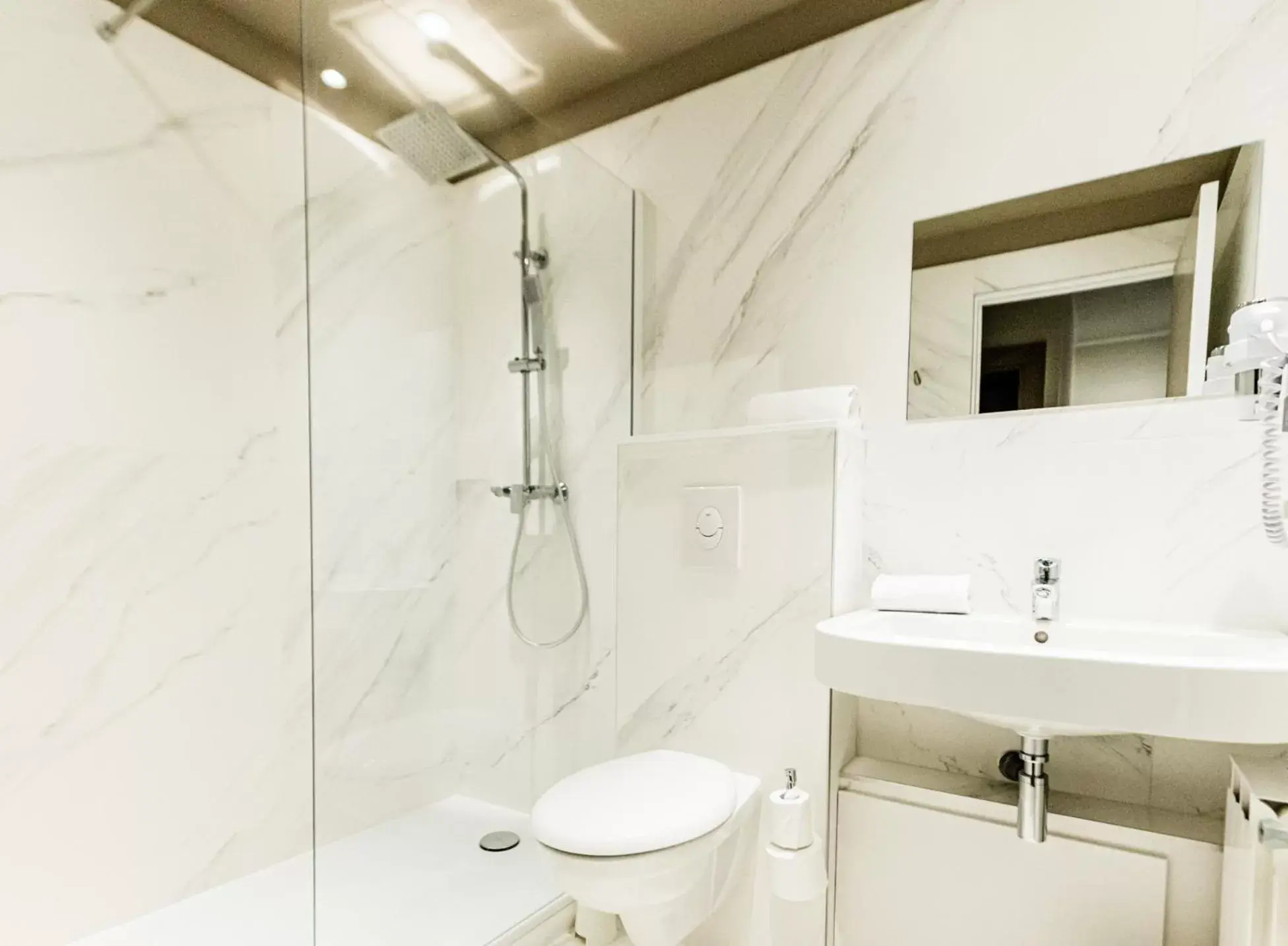 Shower, Bathroom in Grand Hôtel Dauphiné, Boutique Hôtel & Suites