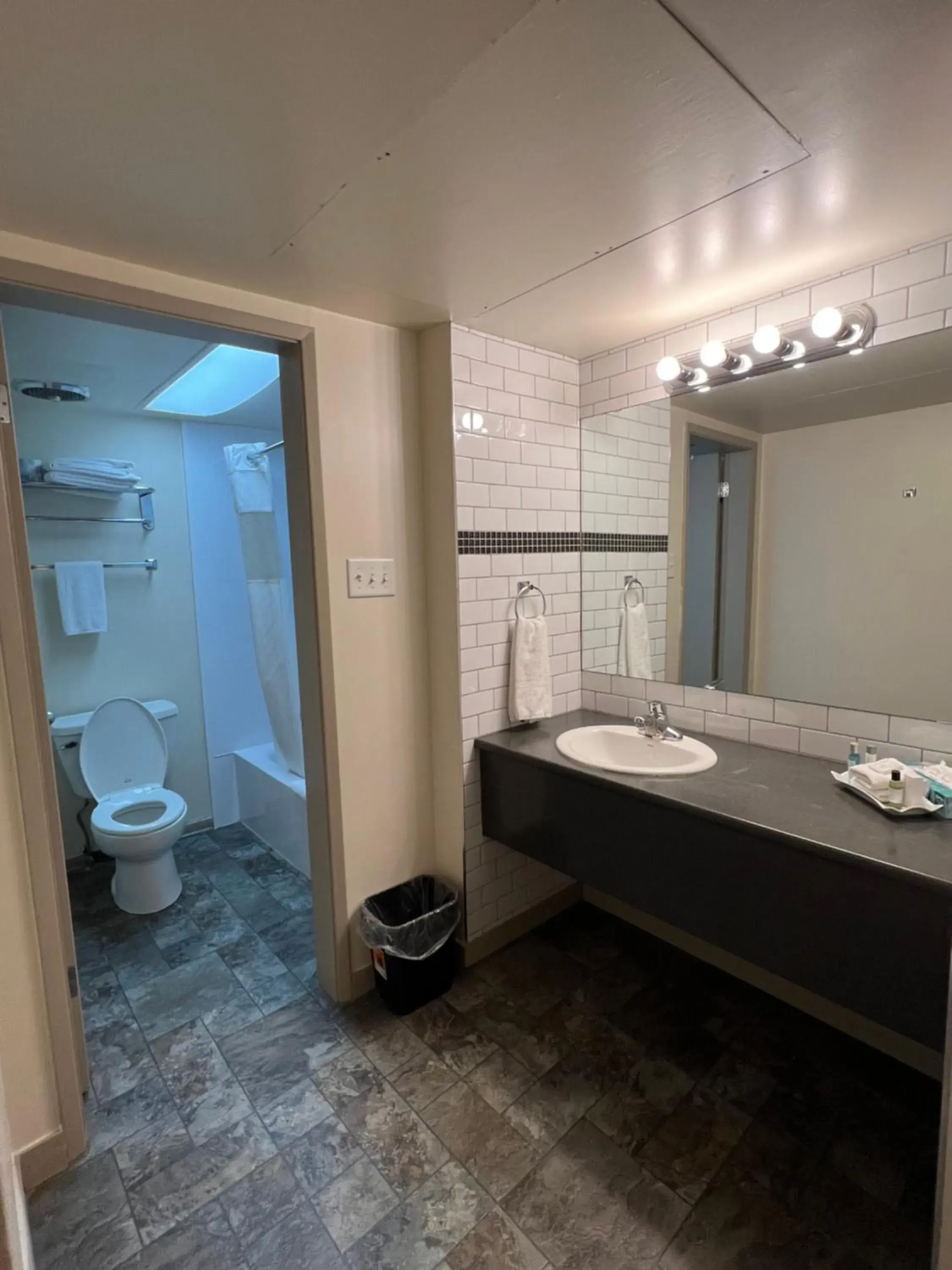 Bathroom in DIVYA SUTRA Riviera Plaza and Conference Centre, Vernon, BC