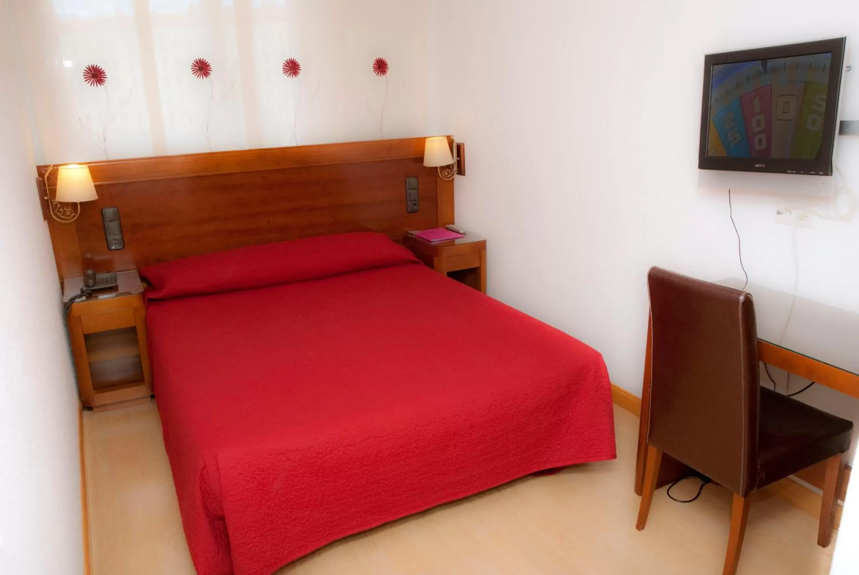 Photo of the whole room, Bed in Abadía Burgos Camino Santiago