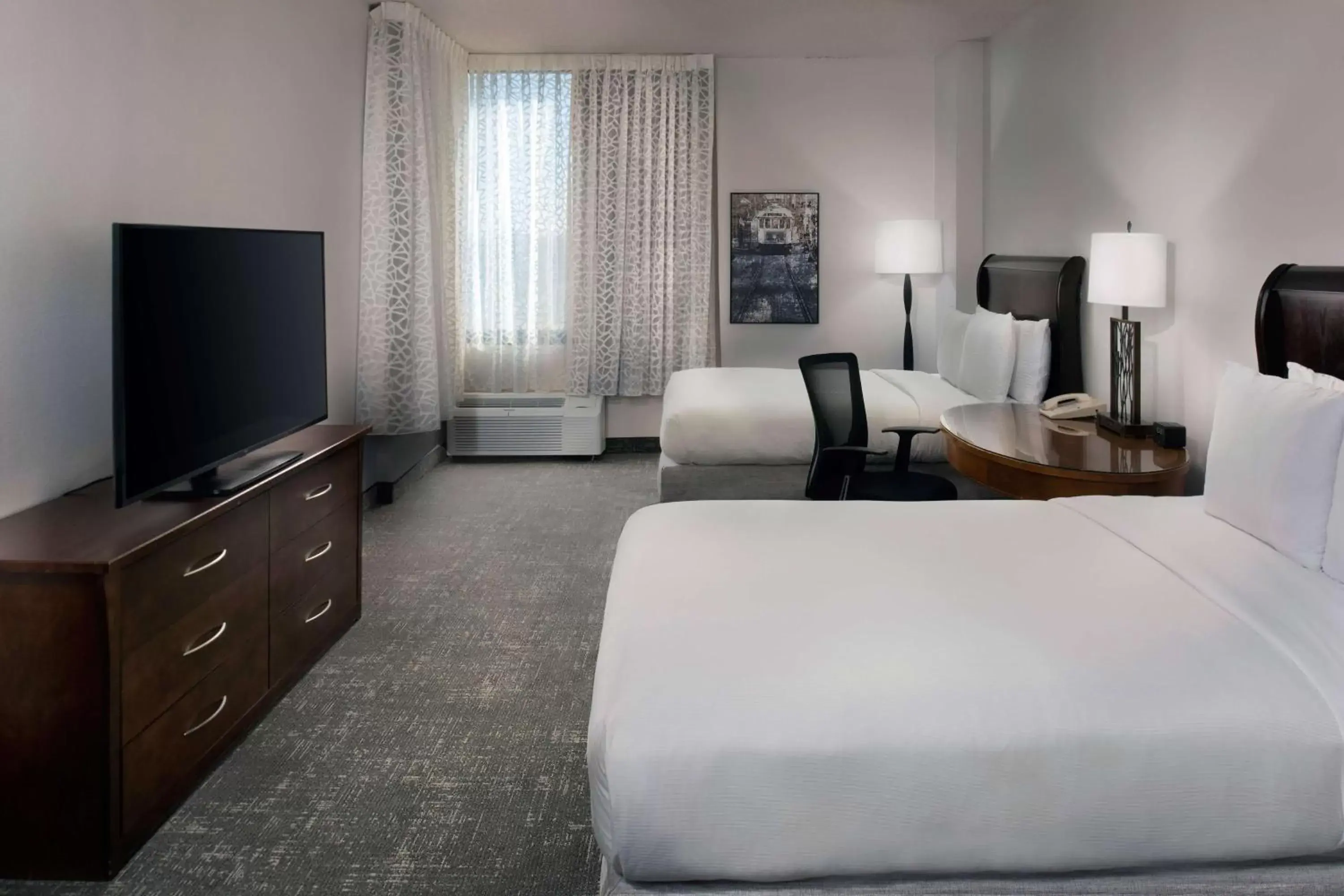 Bed, TV/Entertainment Center in DoubleTree by Hilton Memphis Downtown