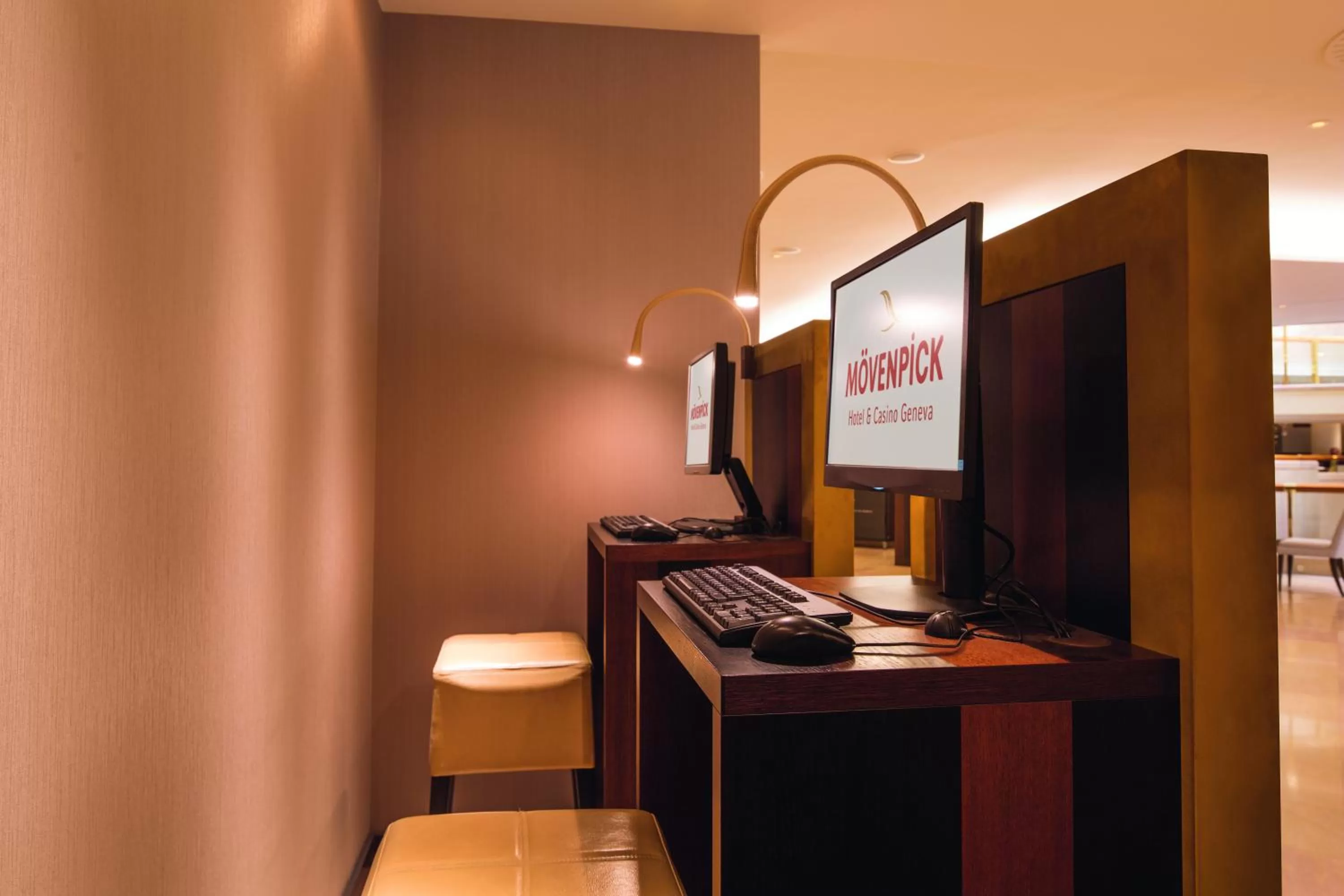 Communal lounge/ TV room in Mövenpick Hotel Geneva