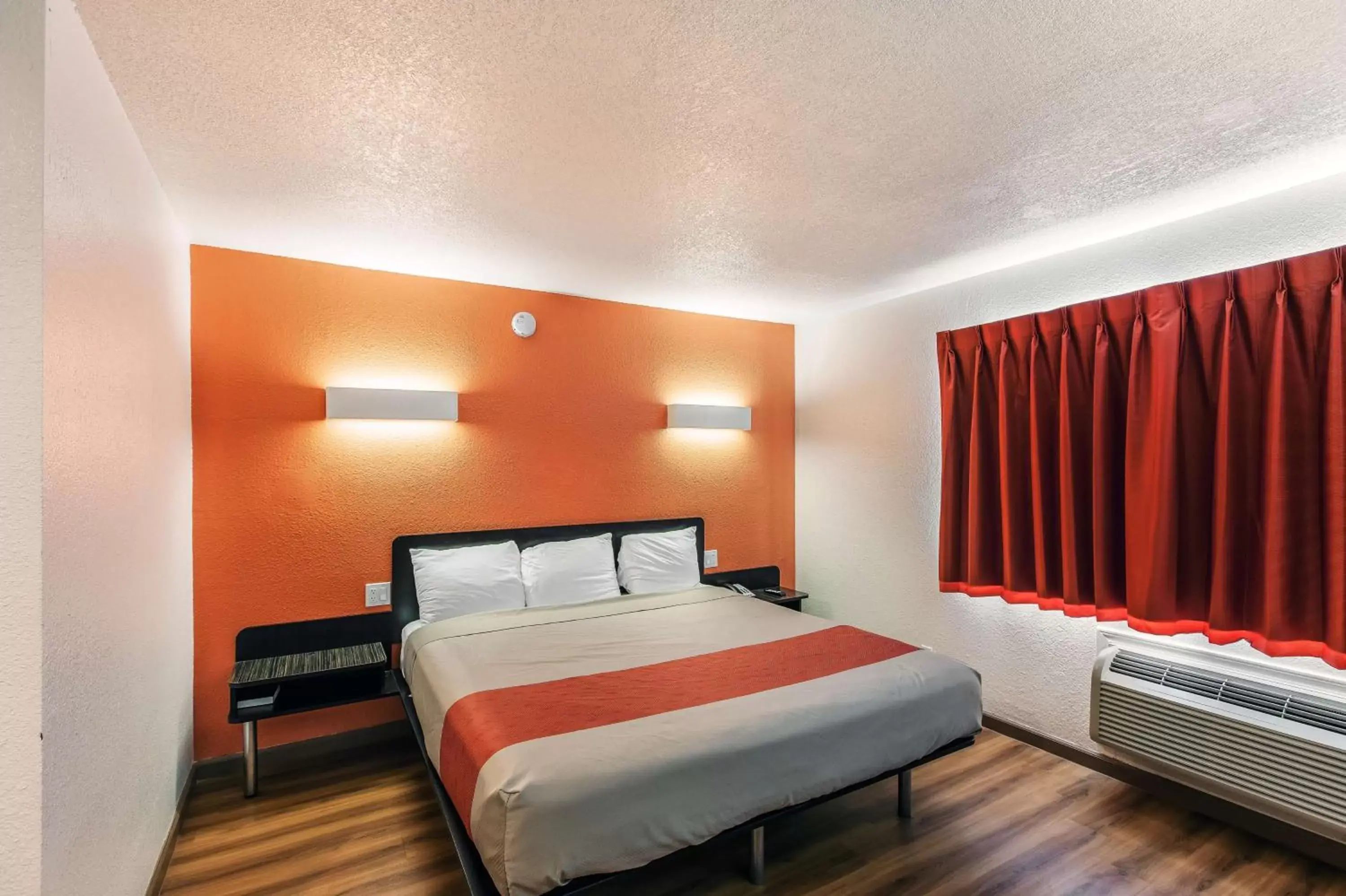Photo of the whole room, Room Photo in Motel 6-Dallas, TX - South