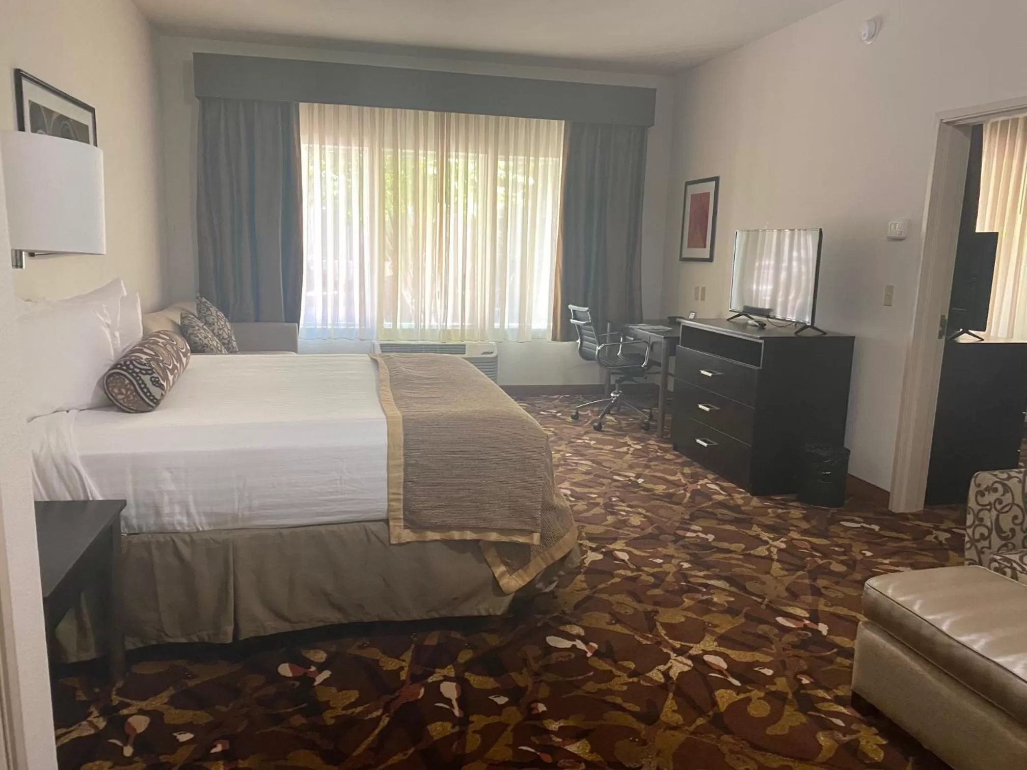 Photo of the whole room, Bed in Baymont by Wyndham Hobbs