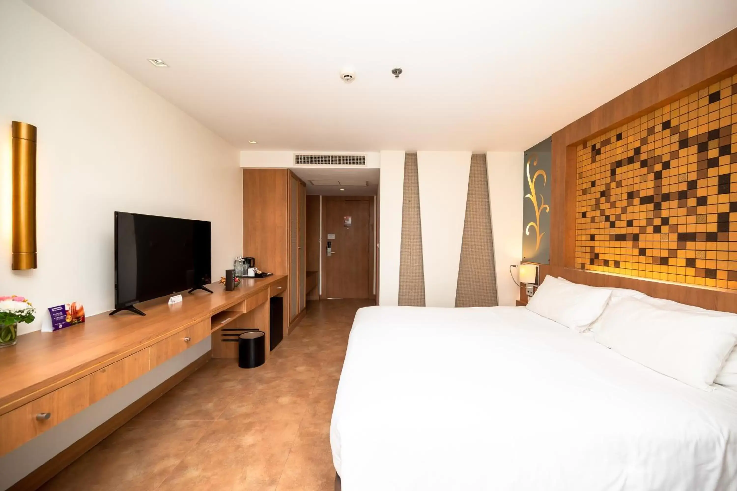 Bedroom, TV/Entertainment Center in Centara Nova Hotel and Spa Pattaya