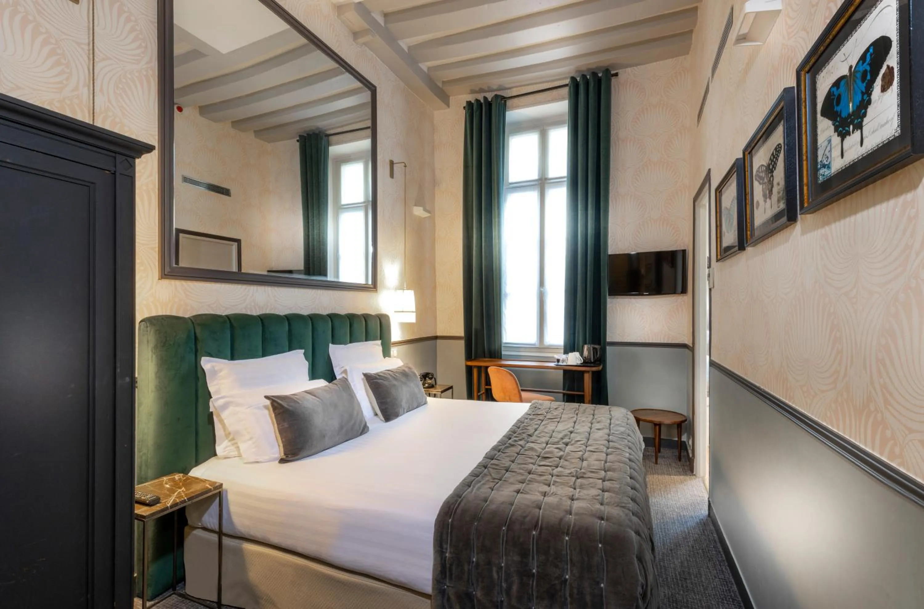 Bedroom, Bed in Dauphine Saint Germain