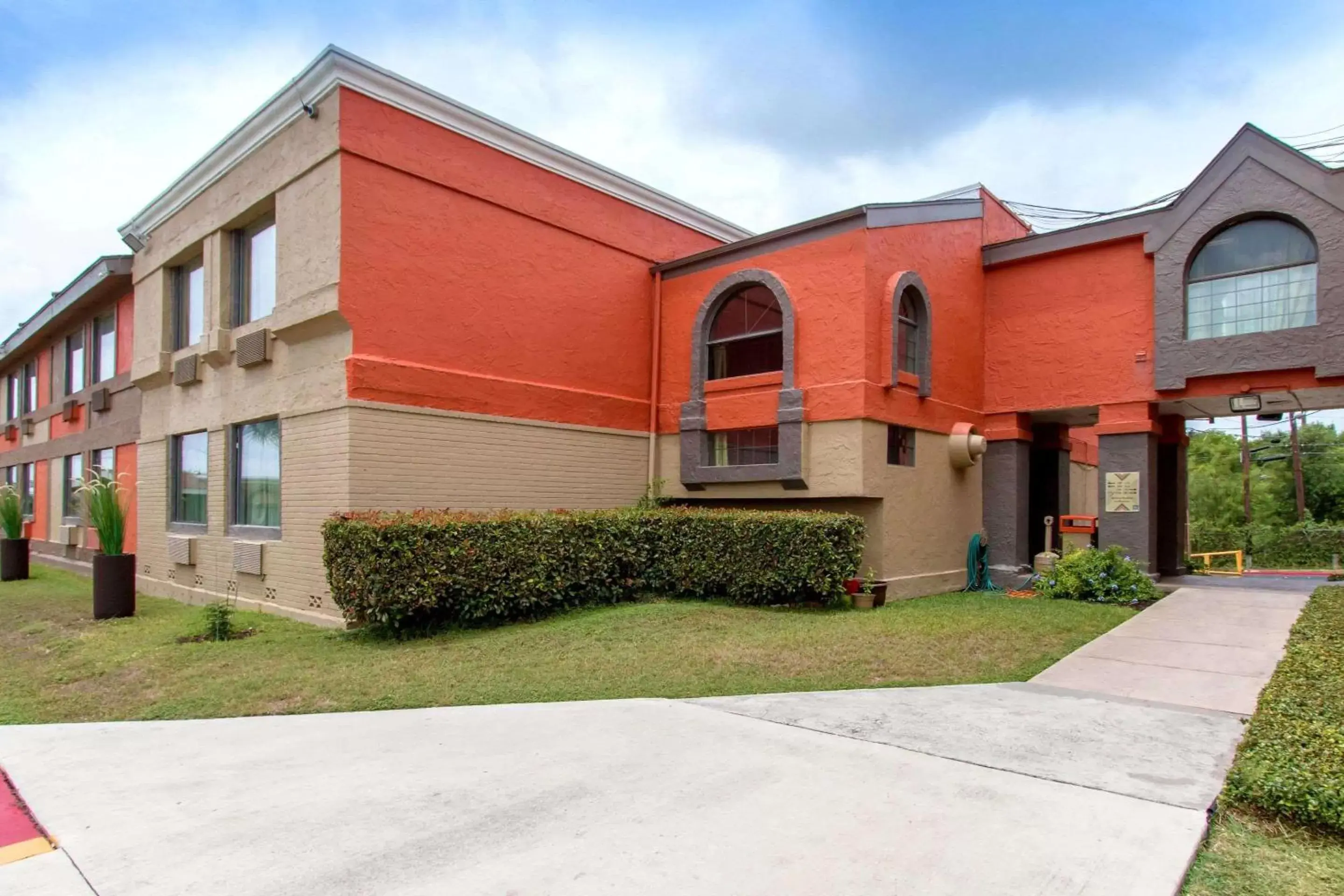 Property Building in Quality Inn & Suites I-35 near AT&T Center