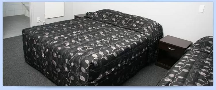 Bed in Eastland Pacific Motel