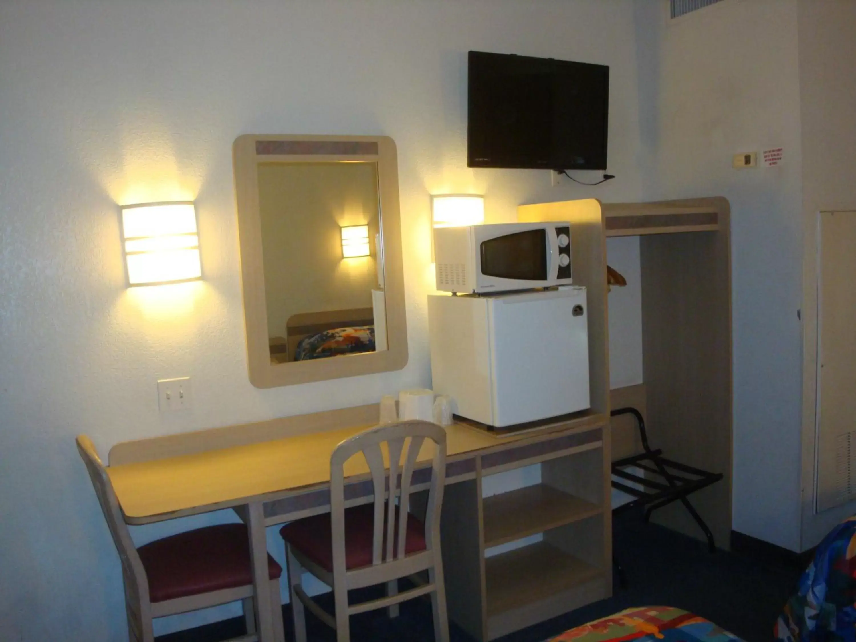 TV and multimedia, TV/Entertainment Center in Motel 6-Lake Havasu, AZ - Lakeside