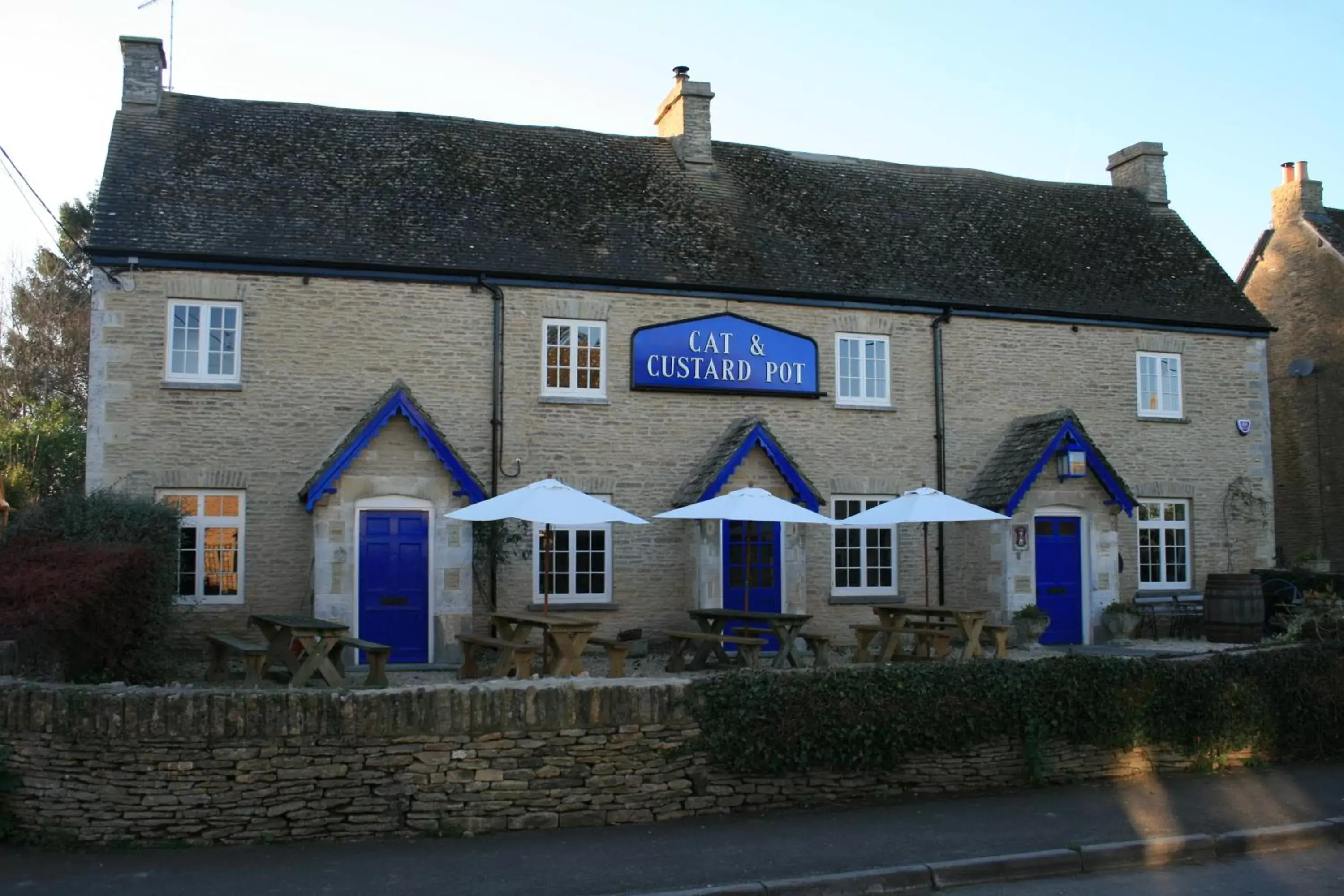 Facade/entrance, Property Building in Cat and Custard Pot Inn