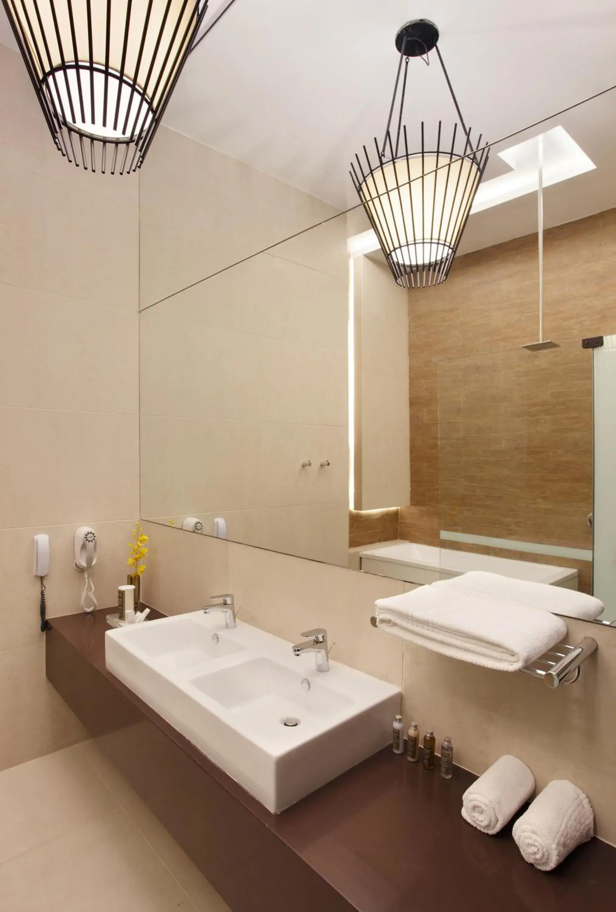 Premium Double Room with Bath in Ritz Leblon