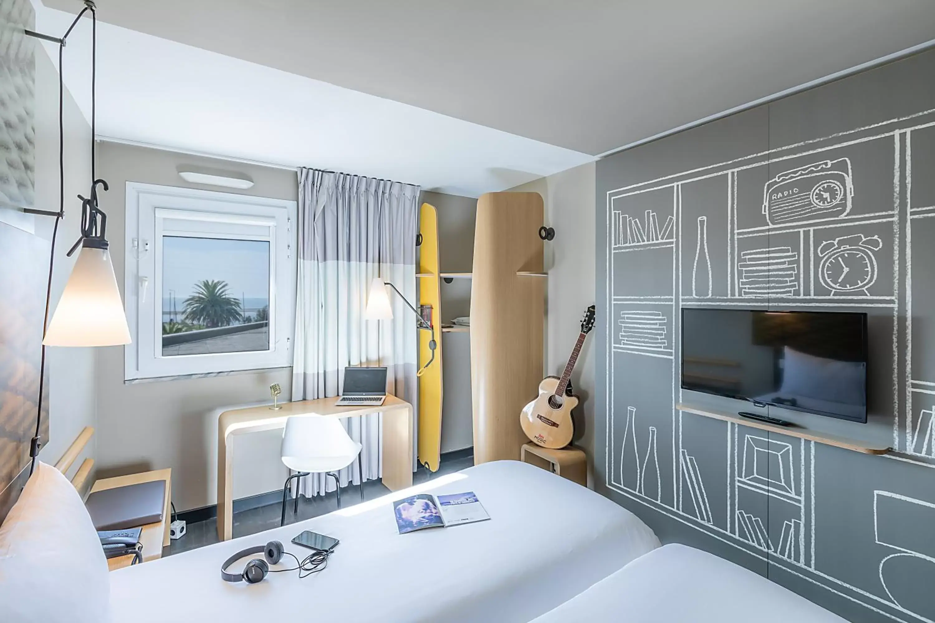 Bedroom, TV/Entertainment Center in Hotel ibis Porto Gaia