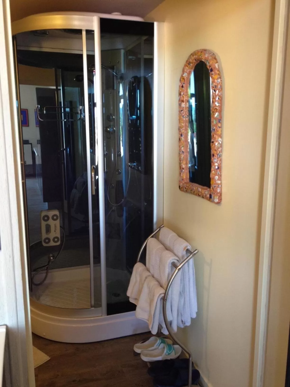 Shower in Château de Valloubière