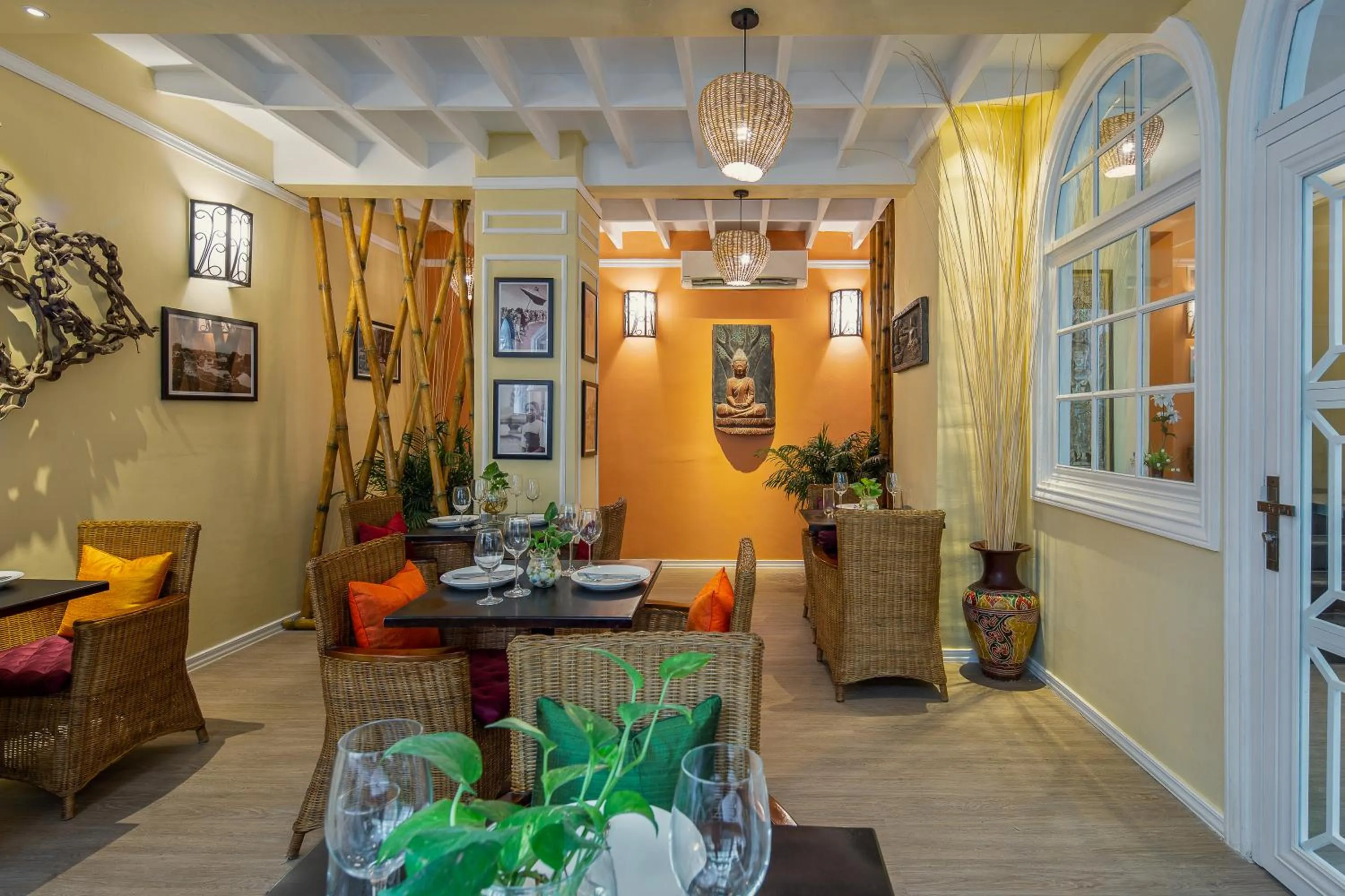 Restaurant/places to eat in Botum Palace Hotel