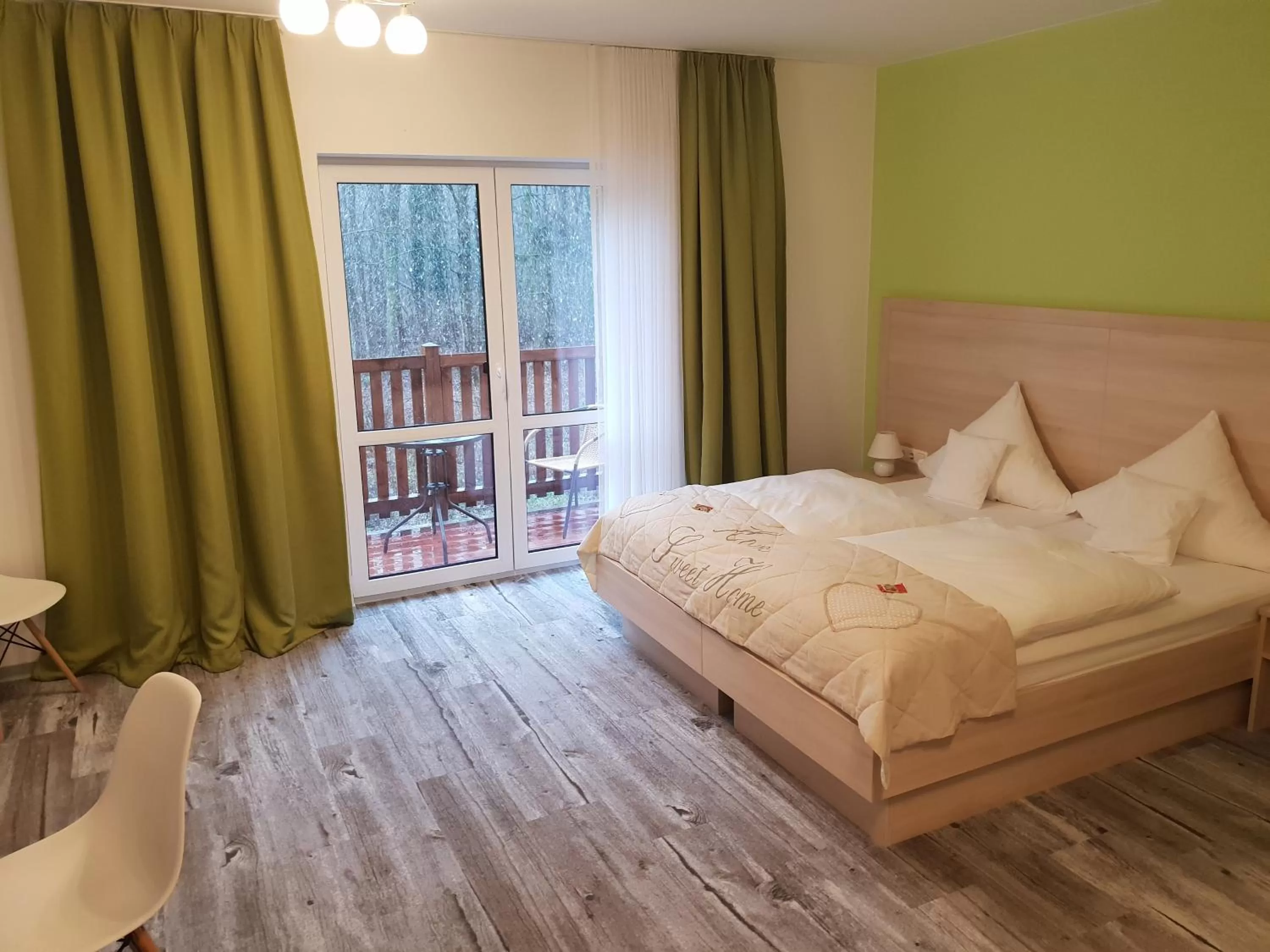 Photo of the whole room, Bed in Neue Mühle Kleines Landhotel